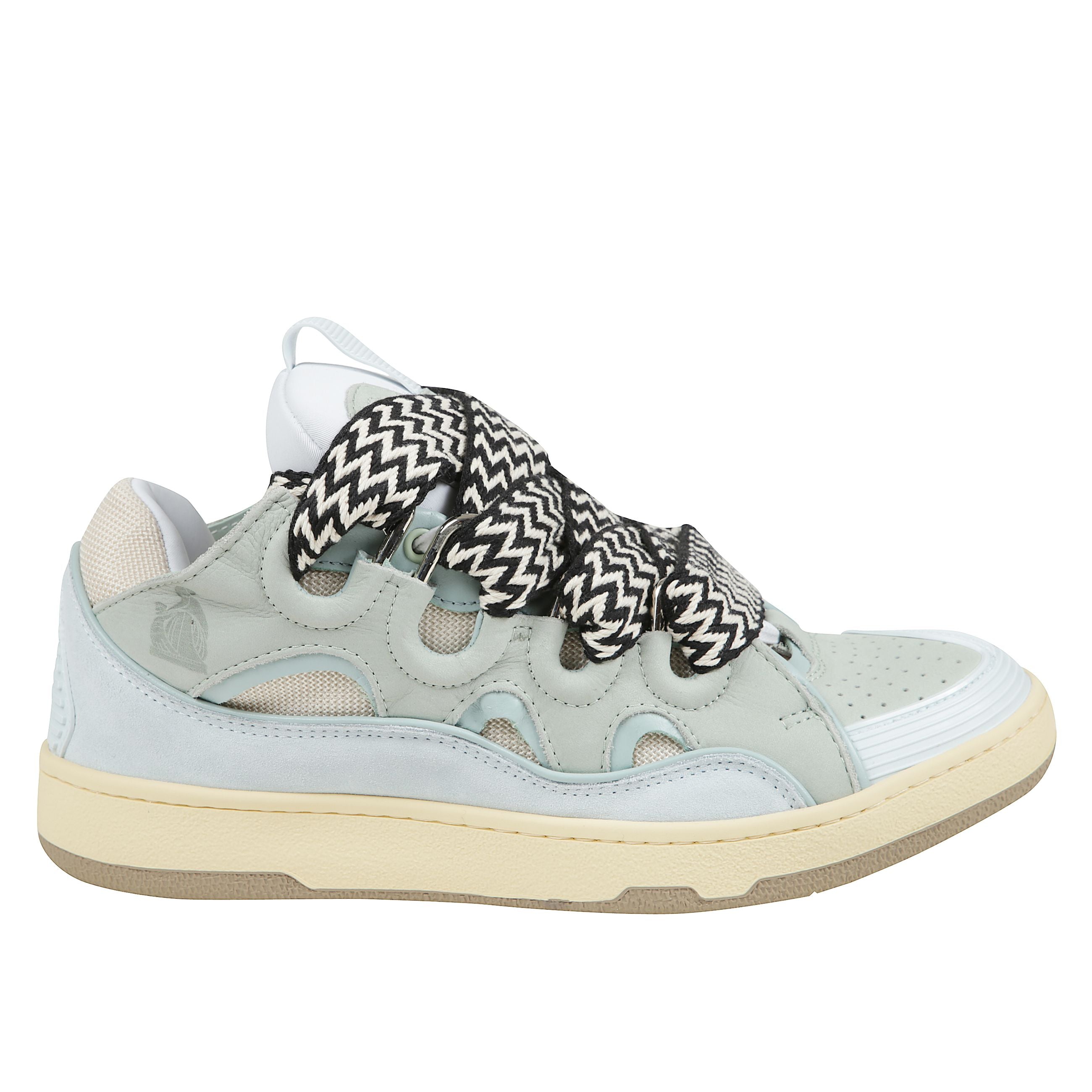 Sneakers curb in pelle, chiusura frontale con lacci a contrasto, inserti in rete e pelle scamosciata, pull-tab sulla linguetta applicazione con logo.