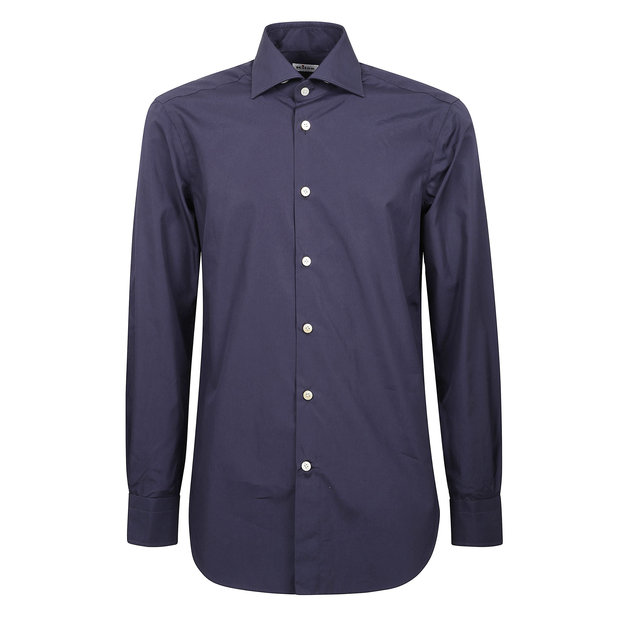 Camicia regular fit con collo francese, abbottonatura sul davanti.