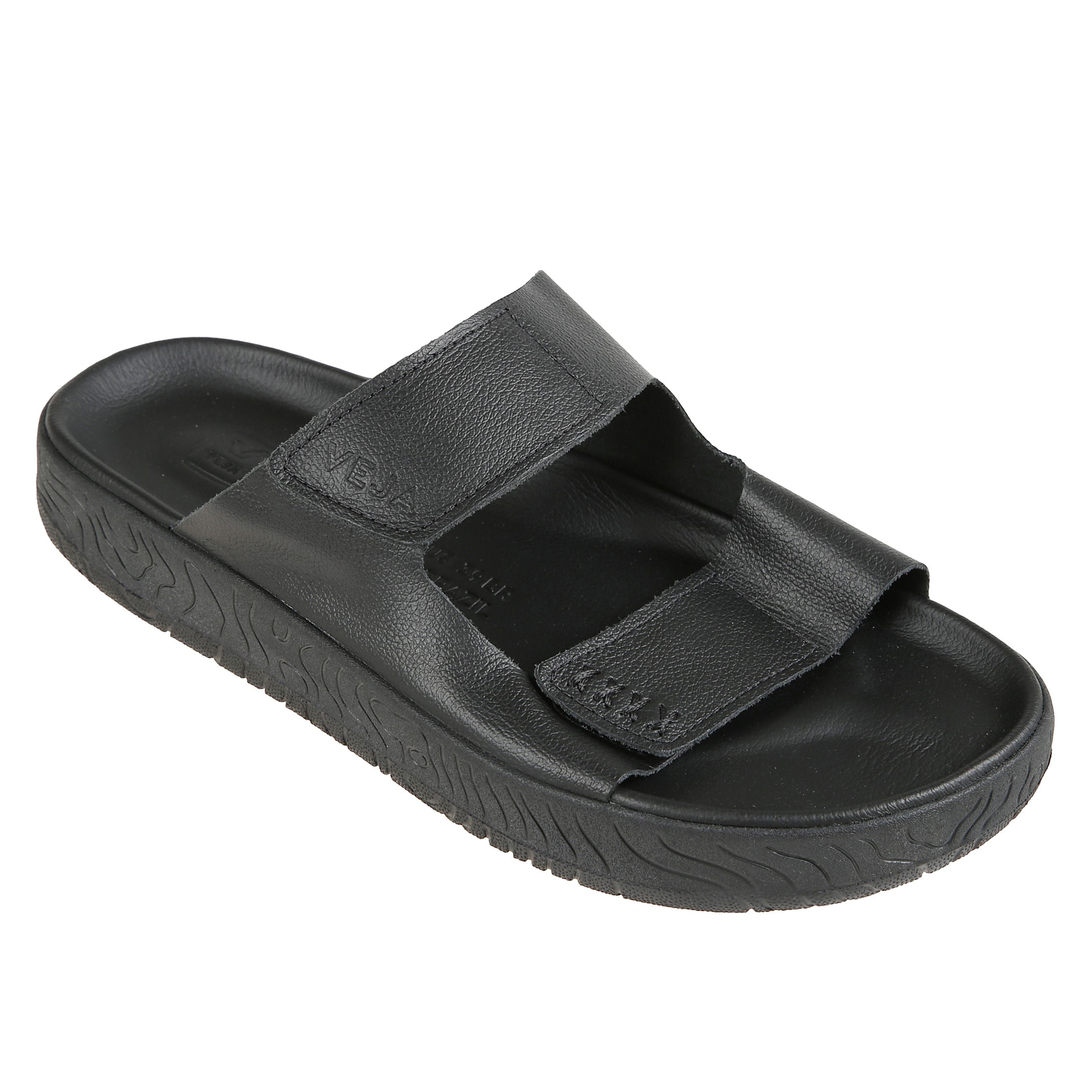 Etna il primo sandalo veja in pelle. progettato con cinghie regolabili a strappo e le sue linee topografiche con la tomaia minimalista creano una silhouette pulita e suggestiva.