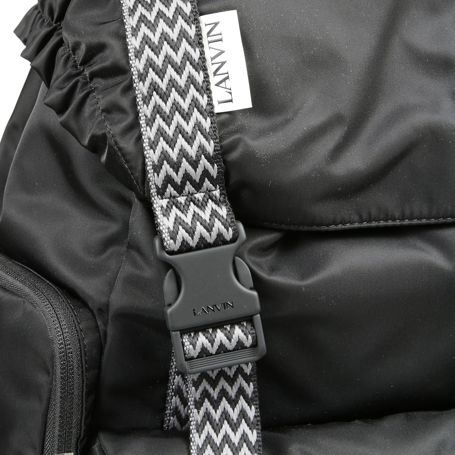 Questo zaino trae ispirazione dai famosi lacci delle scarpe da ginnastica curb.