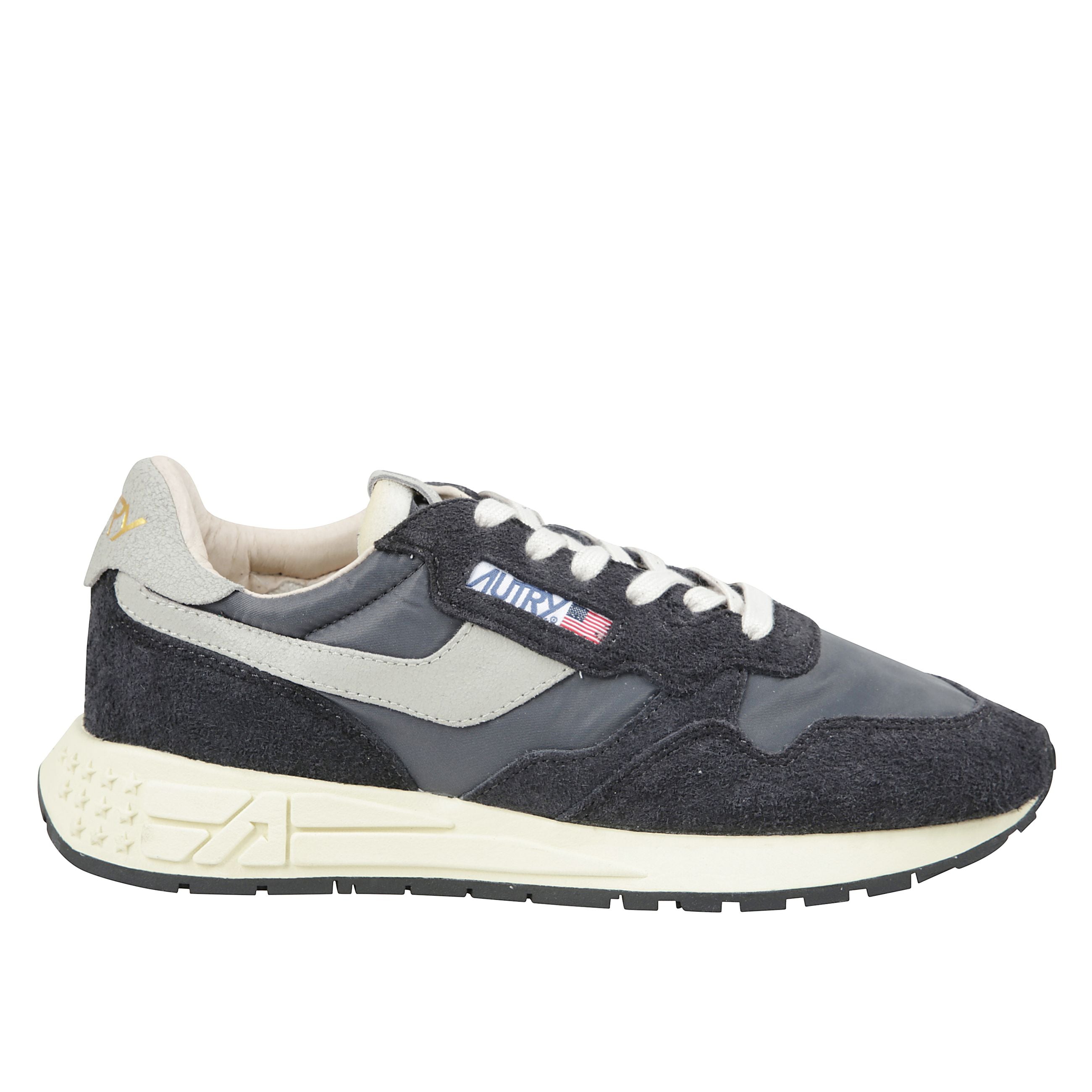 Innovativa, leggera ed estremamente flessibile, reelwind Ã¨ la sneakers autry ispirata al mondo running. il modello da uomo Ã¨ realizzato in un mix di suede e nylon nero con l'applicazione sui lati in pelle bianca.
progettata per un lifestyle dinamico, si