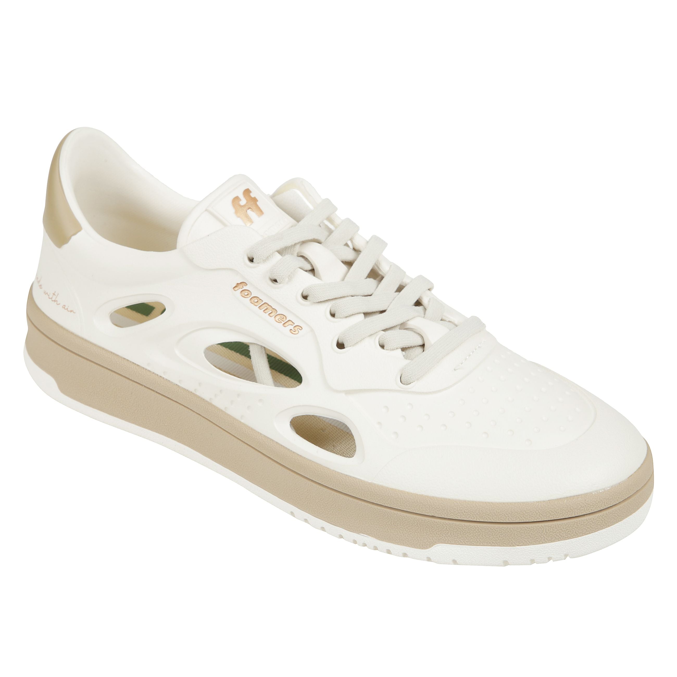 Sneakers foamers presentano la tomaia in pelle, la suola in gomma e il logo del brand sulla linguetta, sulla parte laterale e sul tallone, caratterizzate da un design innovativo con fori o aperture sui lati