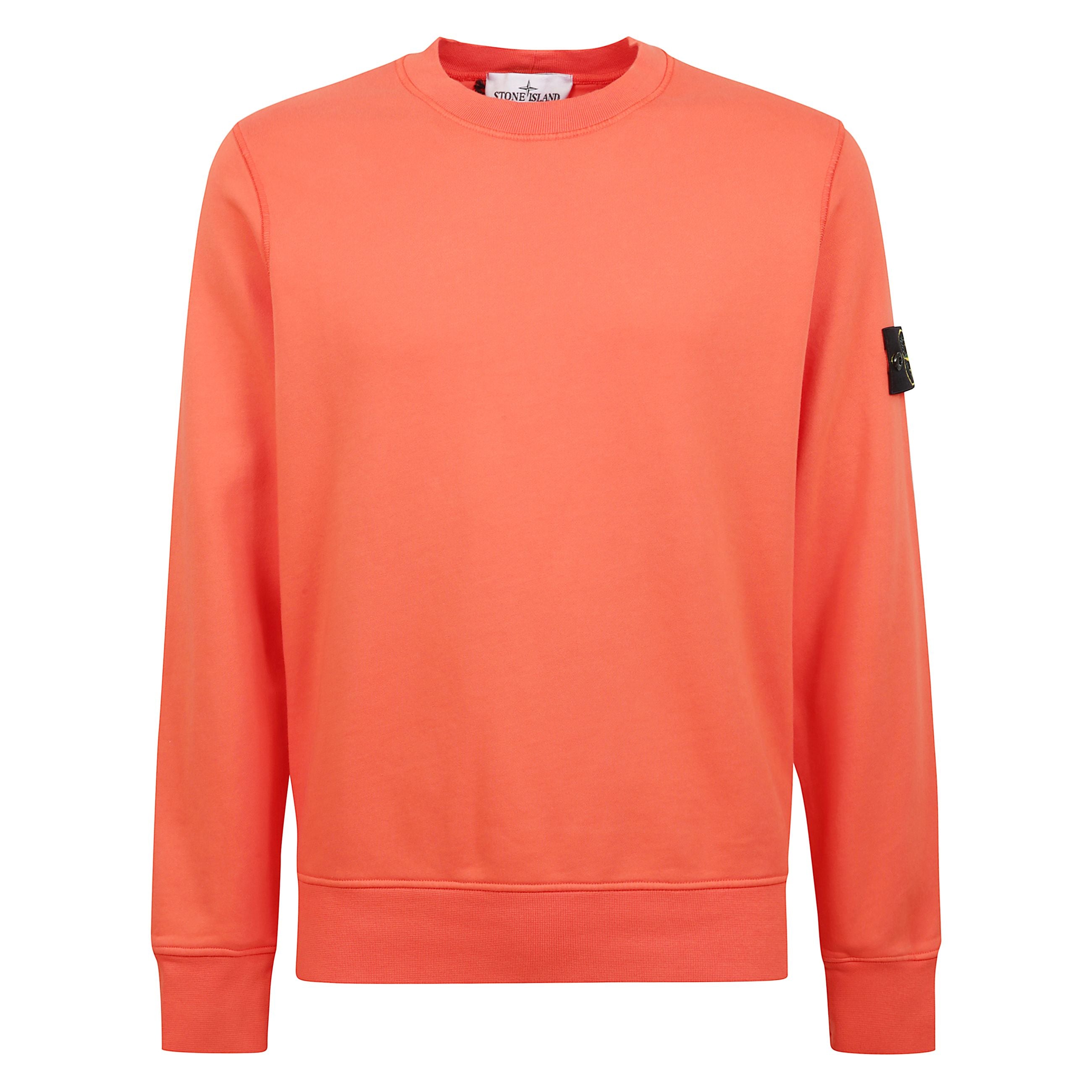 Felpa girocollo in cotone presenta orlo e polsi elasticizzati, un interno garzato, maniche lunghe e il badge stone island sulla manica sinistra.