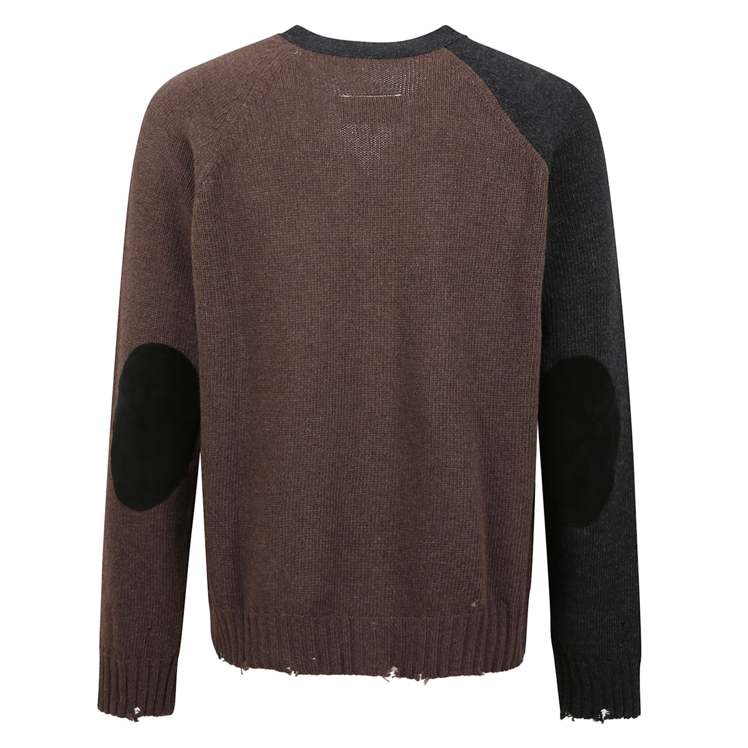 Cardigan a maniche lunghe con colorazione asimmetrica nera e marrone. chiusura frontale con bottoni. taglio largo e maniche raglan. polsini e orlo elasticizzati con abrasioni decorative.