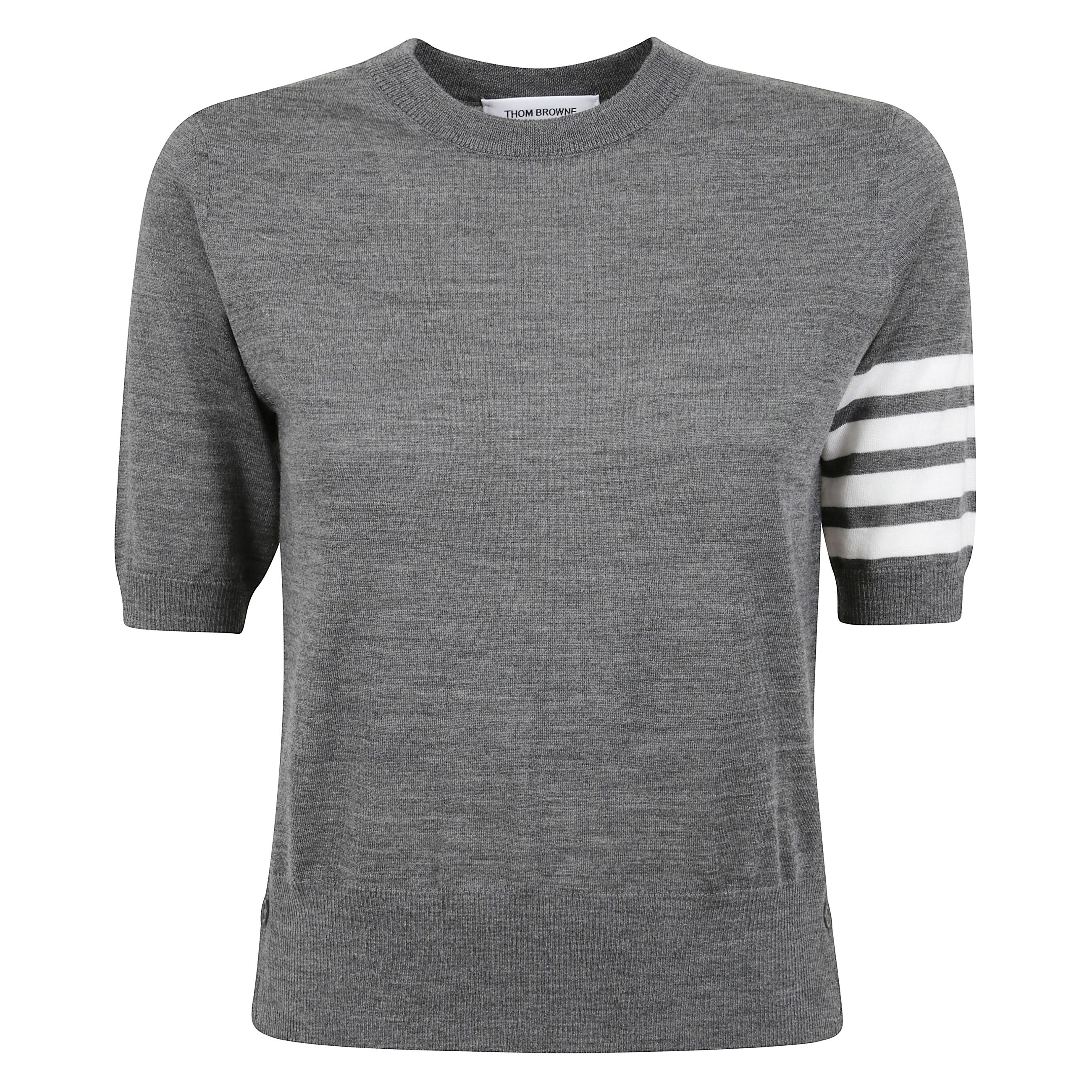 Pullover a manica corta con collo a giro, orlo e polsini a coste. dettaglio iconico a 4 strisce sulla manica sinistra, spacchetti laterali sul fondo. rifiniture di orlo e polsini e linguetta passante sul retro in grosgrain a righe di colore rosso, bianco 