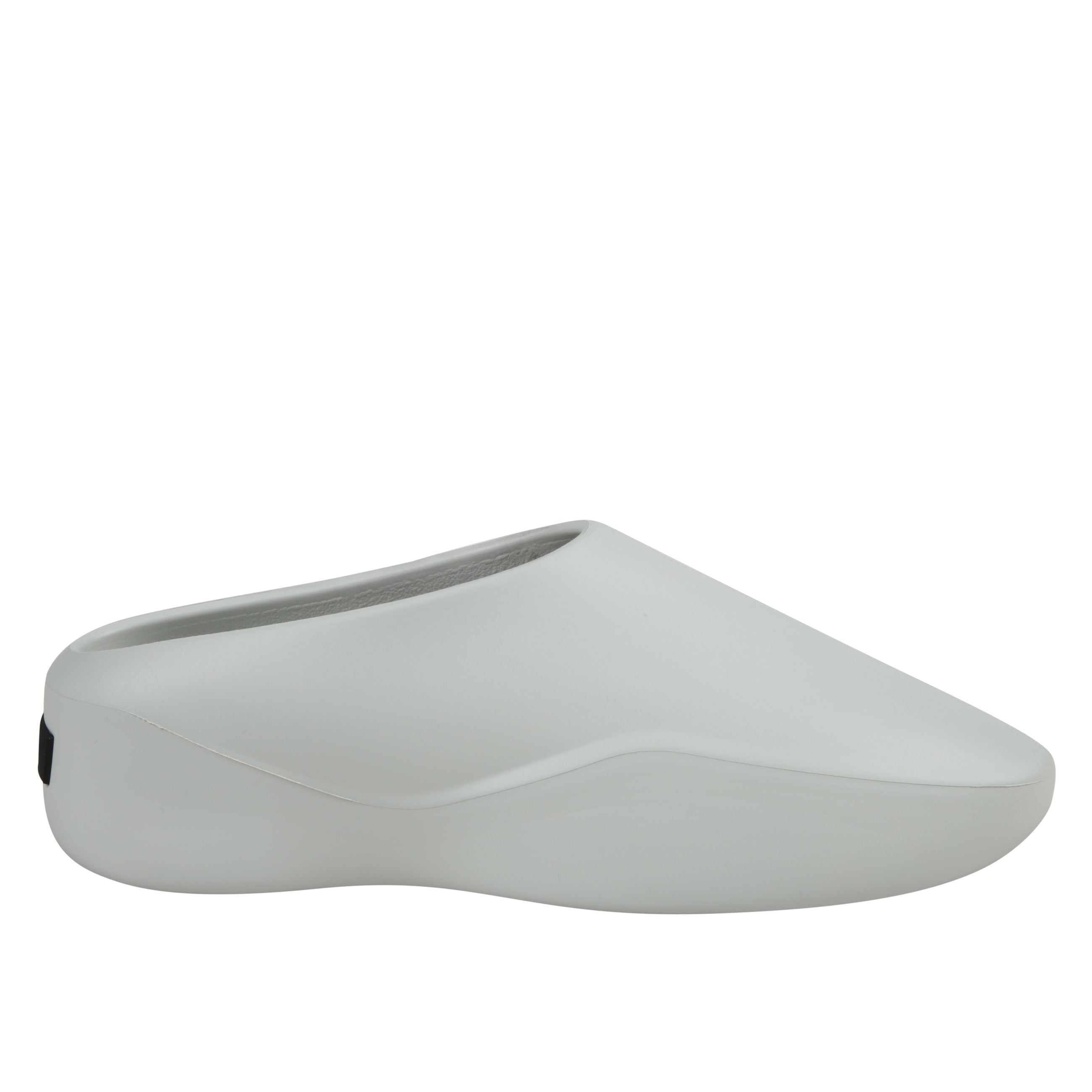 Realizzato in italia, l'eva runner rappresenta la prossima evoluzione della collezione fear of god eva, fondendo design all'avanguardia con una vestibilitÃ  senza sforzo. questa silhouette slip-on Ã¨ scolpita con un'estetica sportiva elegante, dotata di u