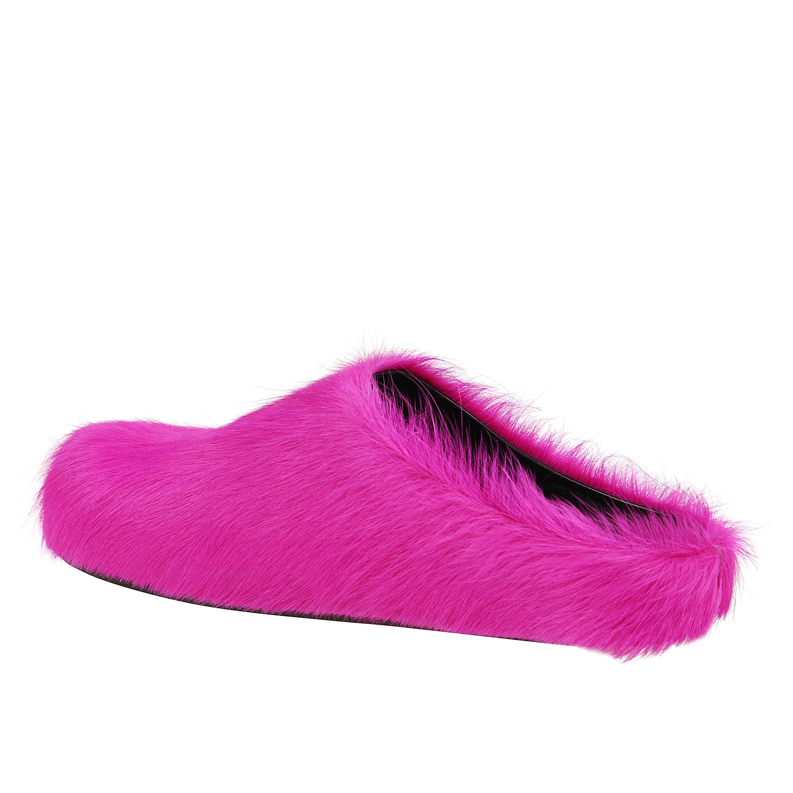 Scarpa slip-on in pelo di vitello colorato con interno in pelle liscia. soletta con logo impresso e suola in gomma rigata.