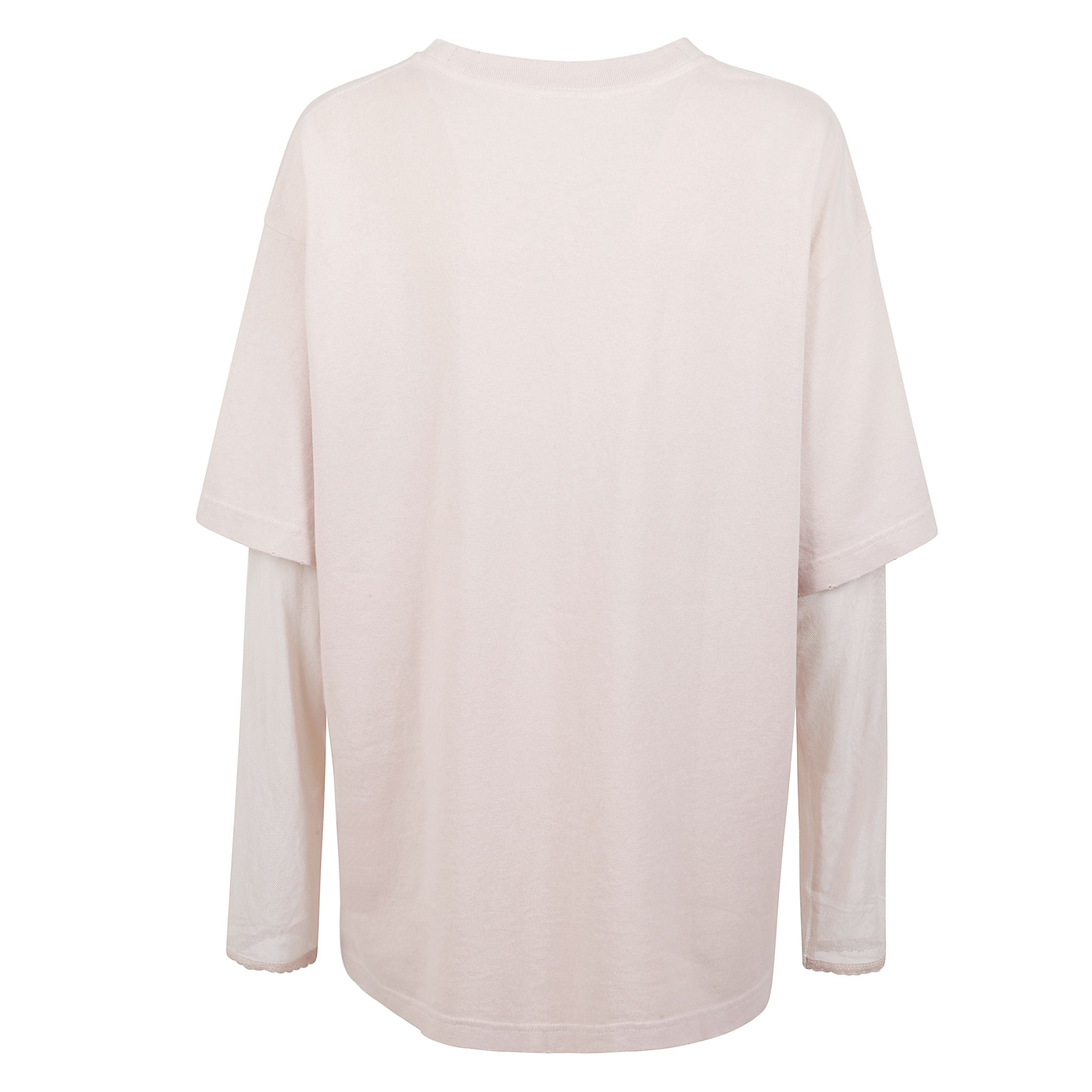 T-shirt in jersey di cotone con finitura vintage che dona un aspetto naturalmente vissuto. il design si distingue per il doppio strato: una maglia a maniche corte sovrapposta a un sottile top in rete con maniche lunghe e delicati dettagli in pizzo, che ag