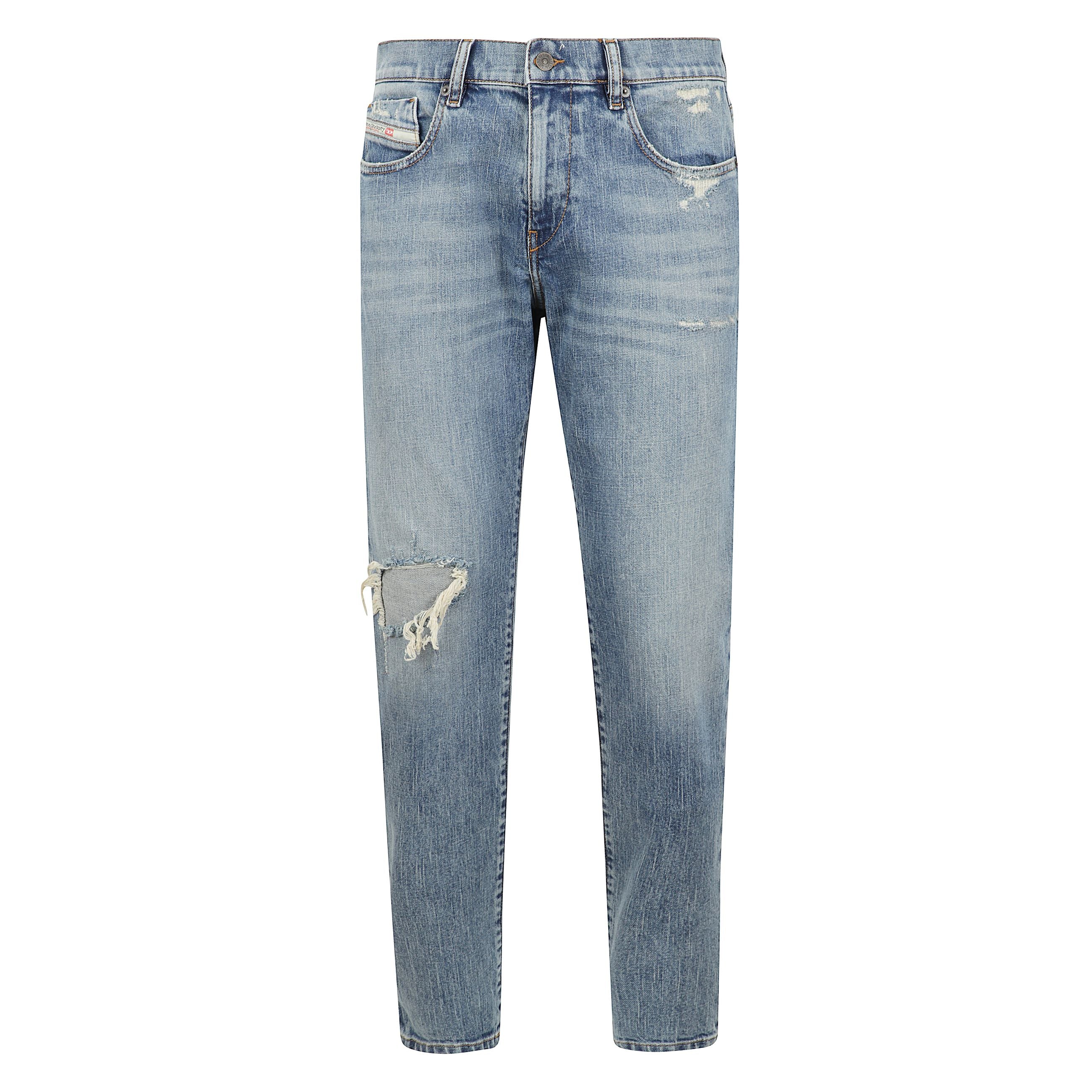 Slim fit con vita media e gamba slim. la costruzione Ã¨ caratterizzata da linee pulite e confortevoli, che limitano l'arricciamento della gamba.
ispirato all'estetica destroyed tipica dei jeans diesel, questo denim comfort blu chiaro Ã¨ caratterizzato da 