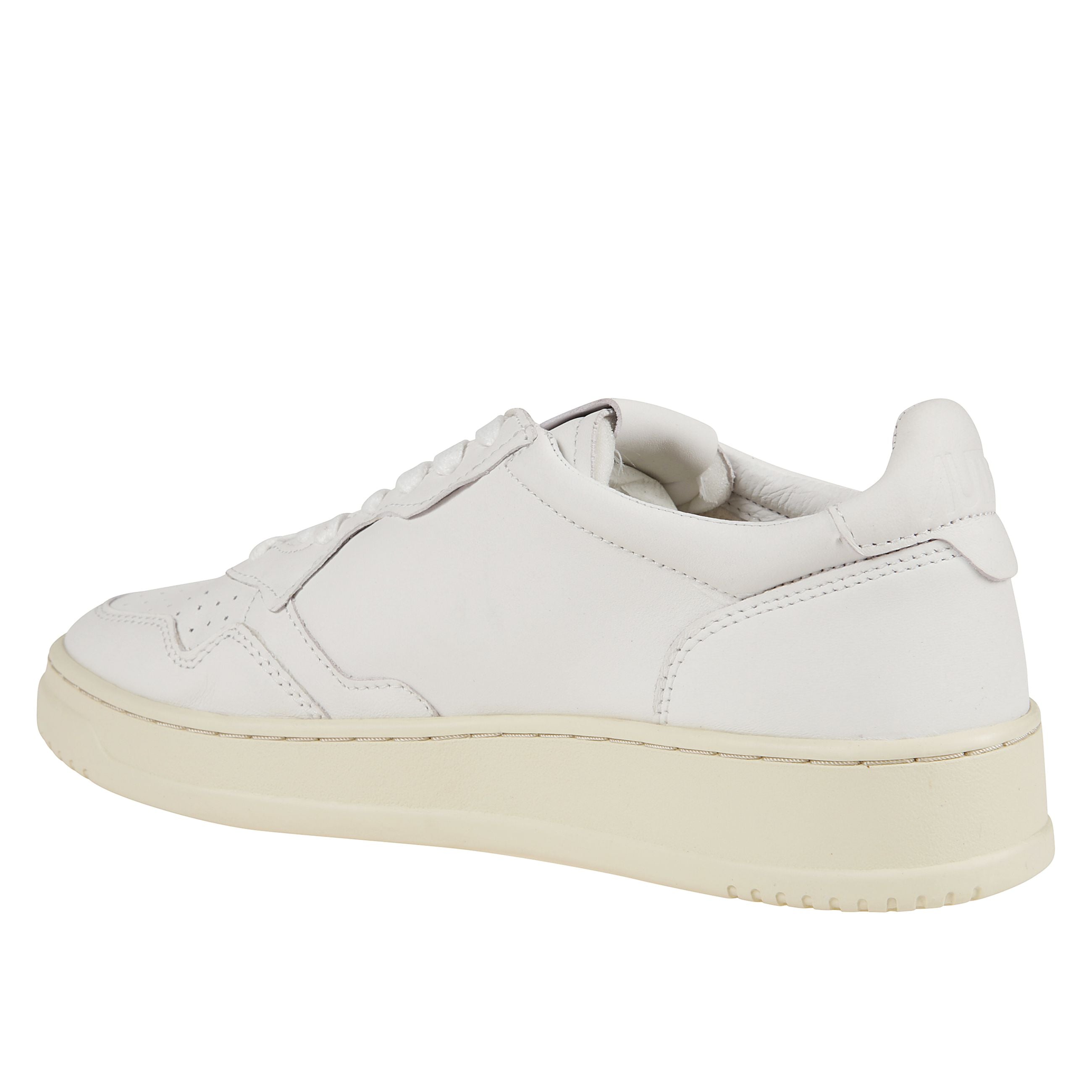 Sneakers medalist in pelle di capra
con applicazione laterale logo e 
dettaglio traforato.