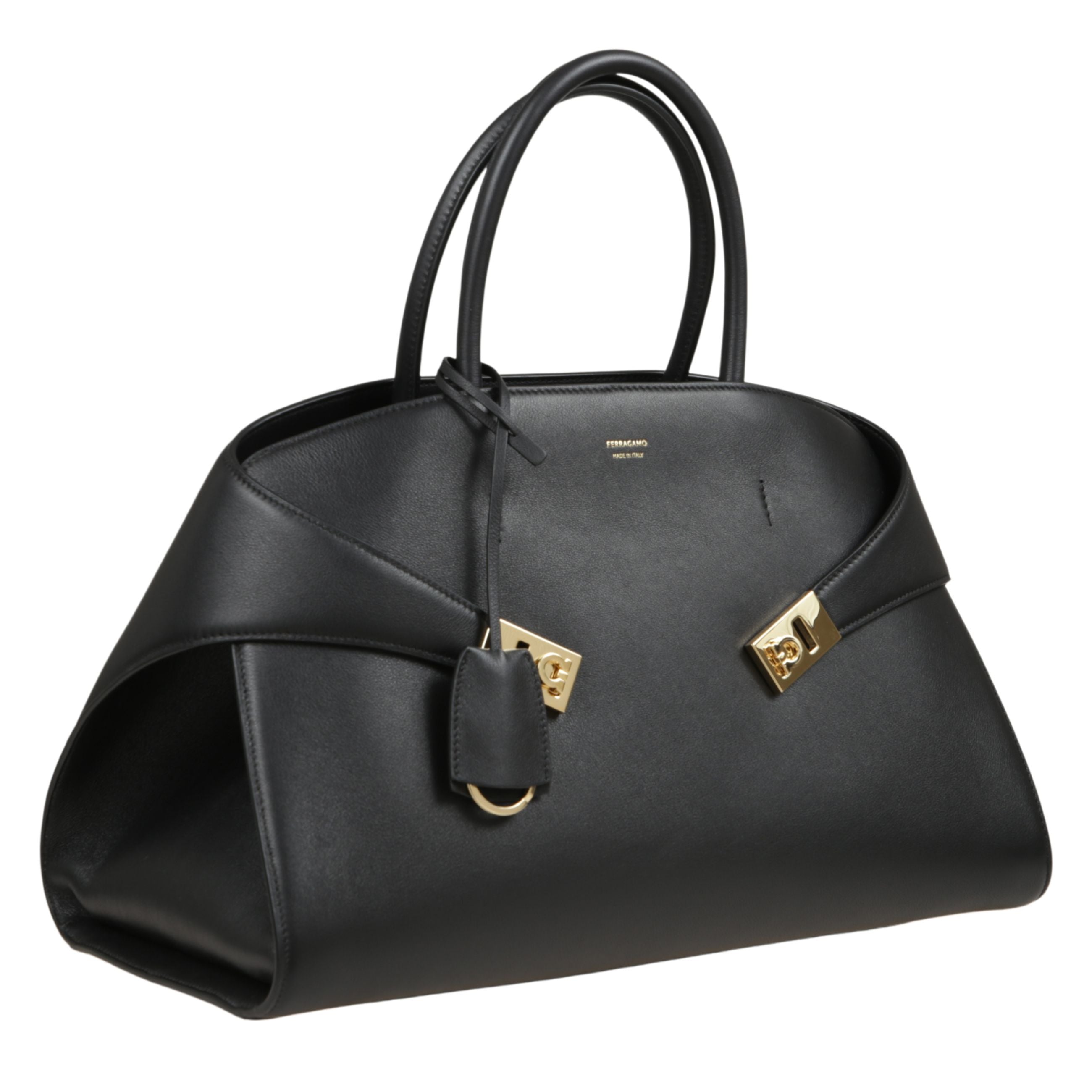 Nuova top handle dall'ispirazione retrÃ², con struttura morbida e quadranti realizzati in vitello dalla grana naturale. ampia e capiente, presenta una speciale costruzione con retro asimmetrico che abbraccia i soffietti laterali e si allaccia con fibbie g