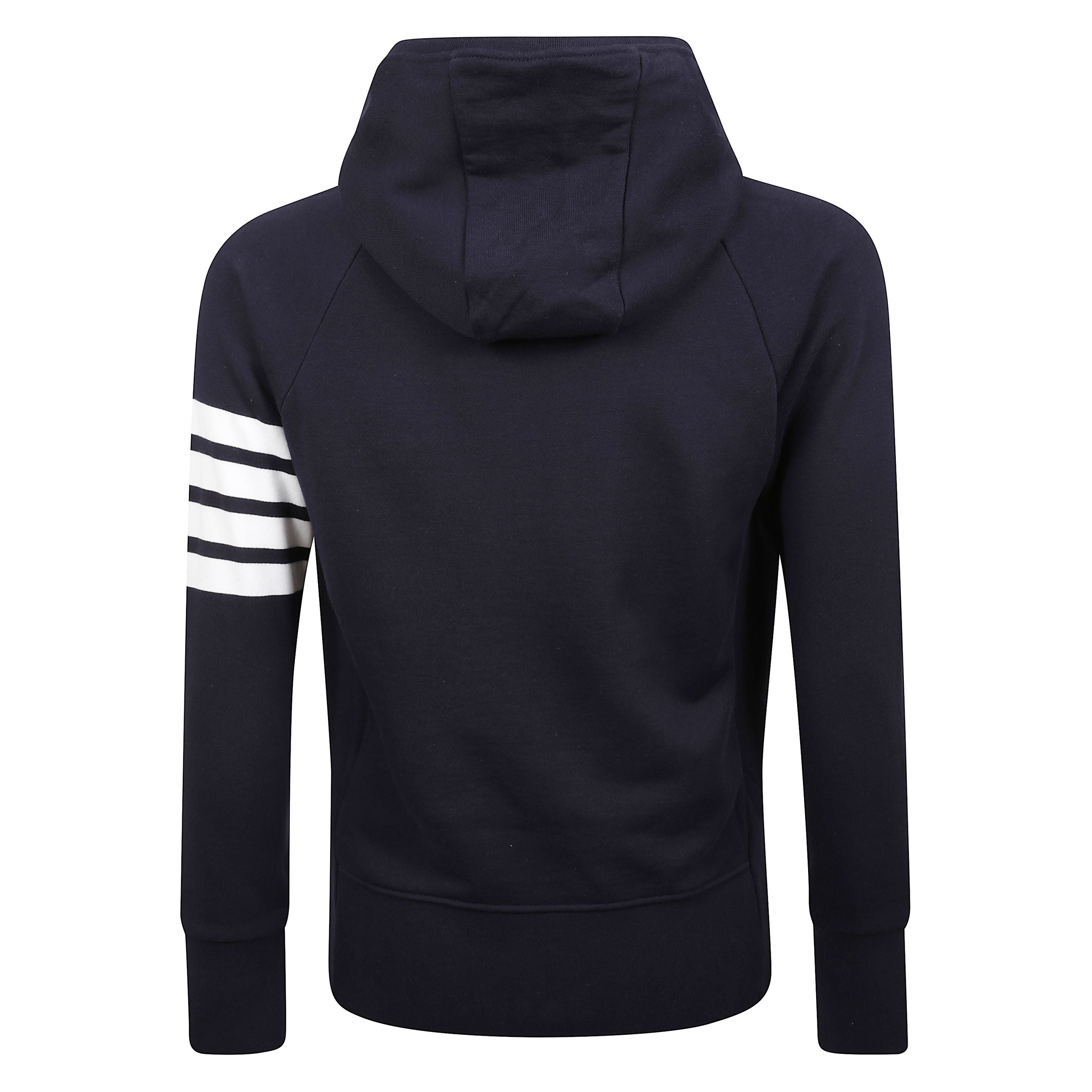 Felpa in cotone con cappuccio regolabile con lacci frontali. chiusura con cerniera a doppio cursore. tasca frontale a marsupio. orlo e polsini a coste elasticizzati. dettaglio a quattro barre sulla manica sinistra. etichetta con firma thom browne vicino a