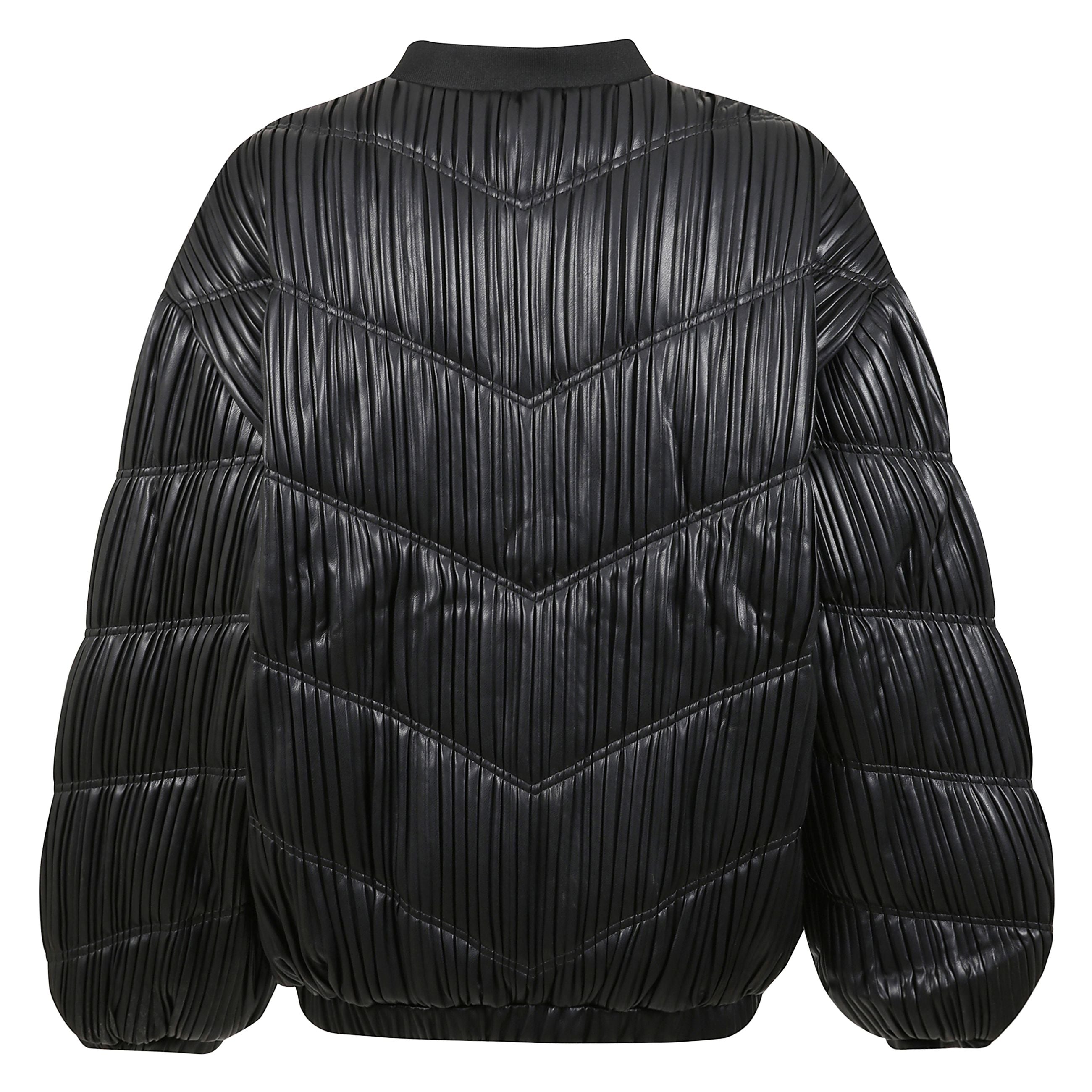 Bomber nero con texture trapuntata e plissettata. silhouette voluminosa e relaxed fit. chiusura frontale con zip, tasche laterali con bottone. polsini e orlo elasticizzati. foderato.