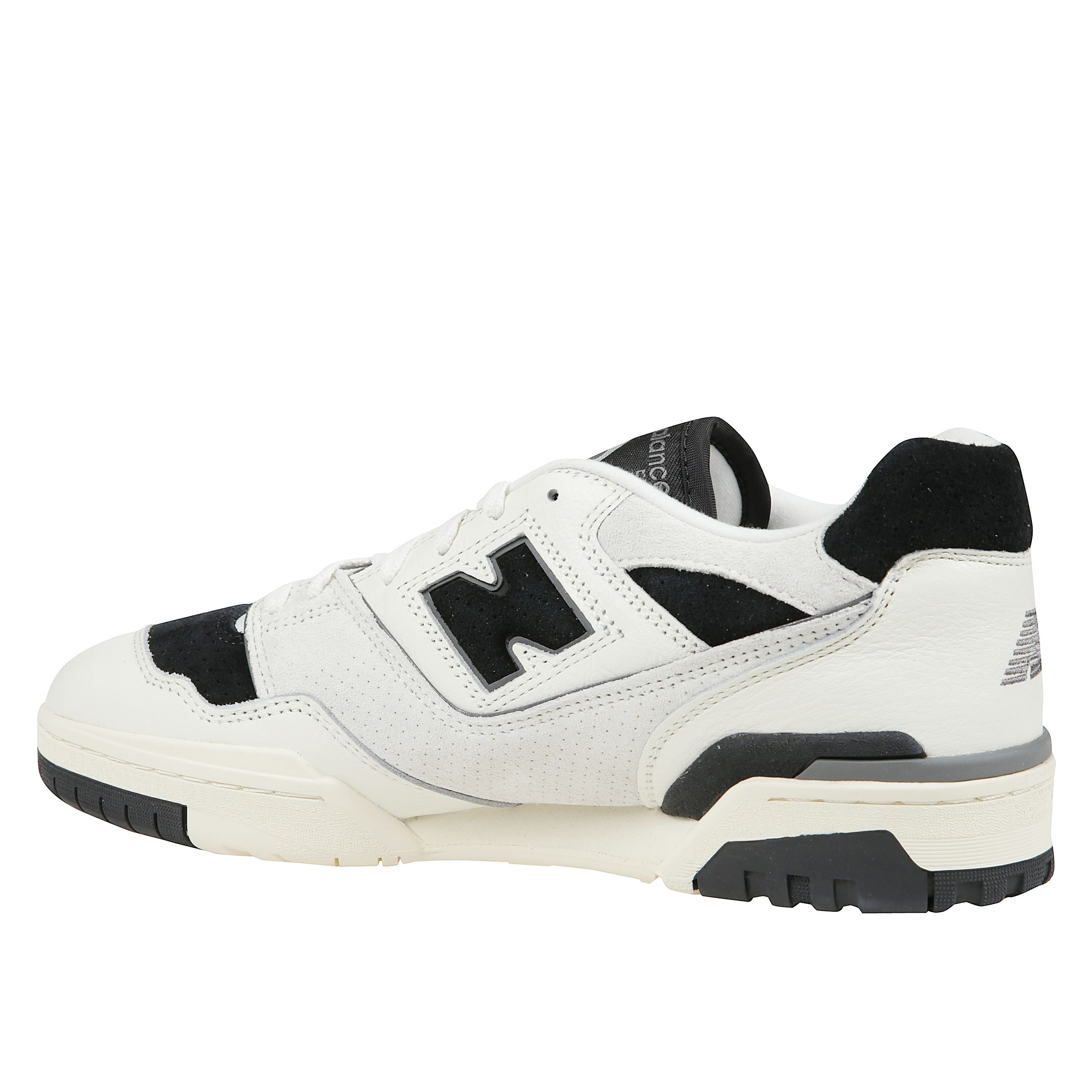 Sneakers realizzate in pelle naturale e camoscio e soletta in tessuto