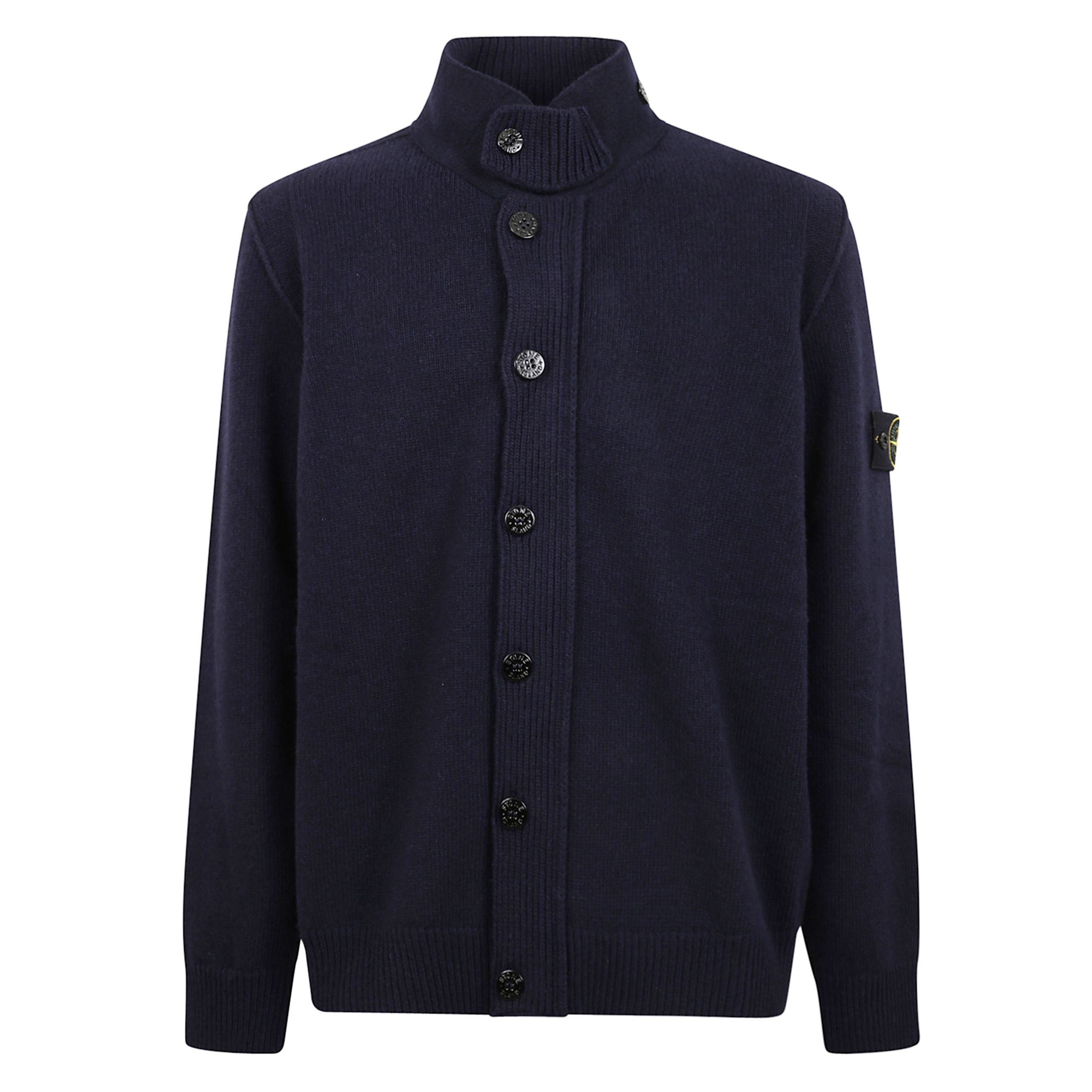 Cardigan con collo stondato e interno a costine. fascetta sottogola in maglia a costine con chiusura a bottone. badge con logo stone island applicato sulla manica sinistra. polsini e fascia inferiore a costine. chiusura nascosta con zip a doppio cursore s