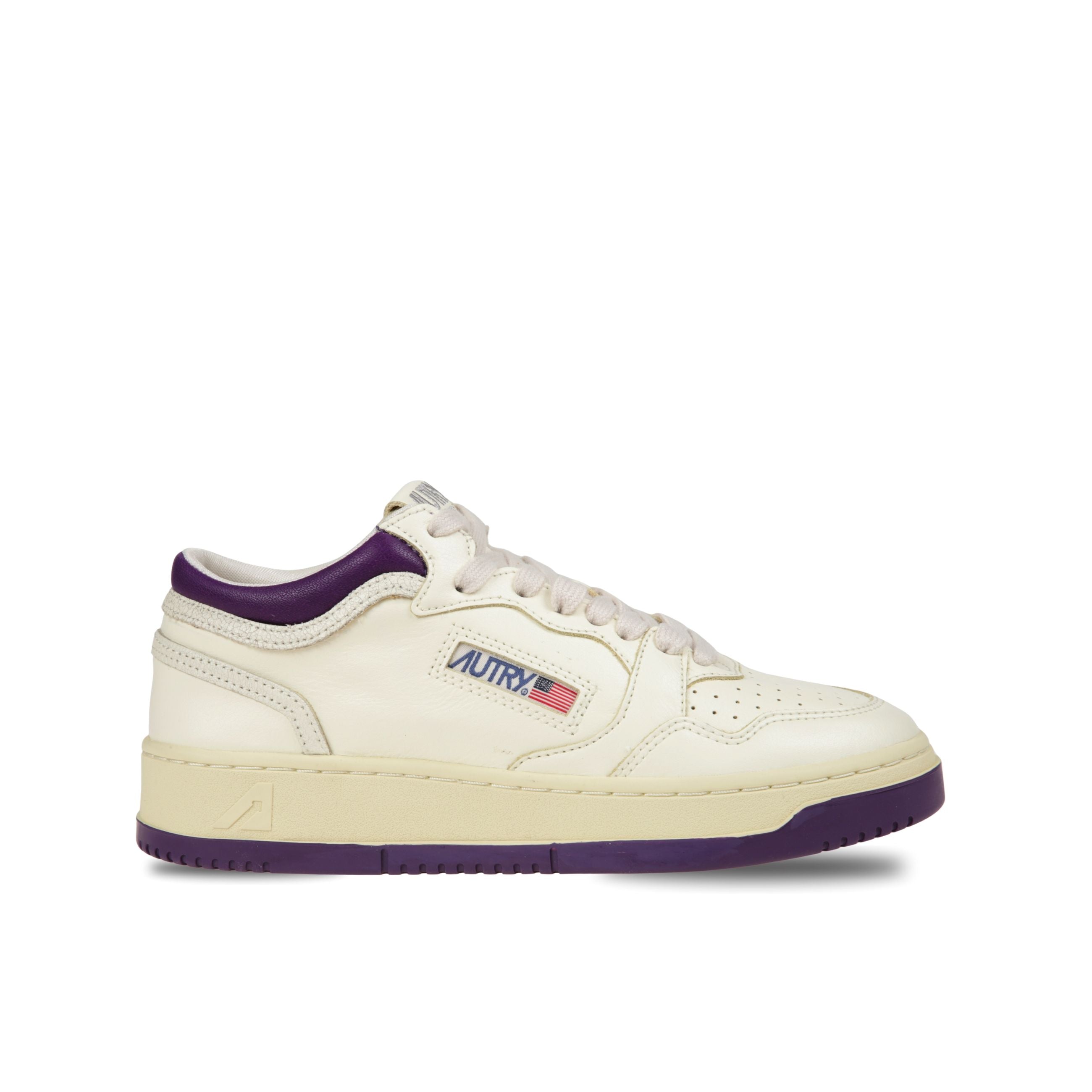 Sneakers autry med-way. modello in pelle con microfori sul davanti ed inserti in pelle a contrasto su suola e talloncino.