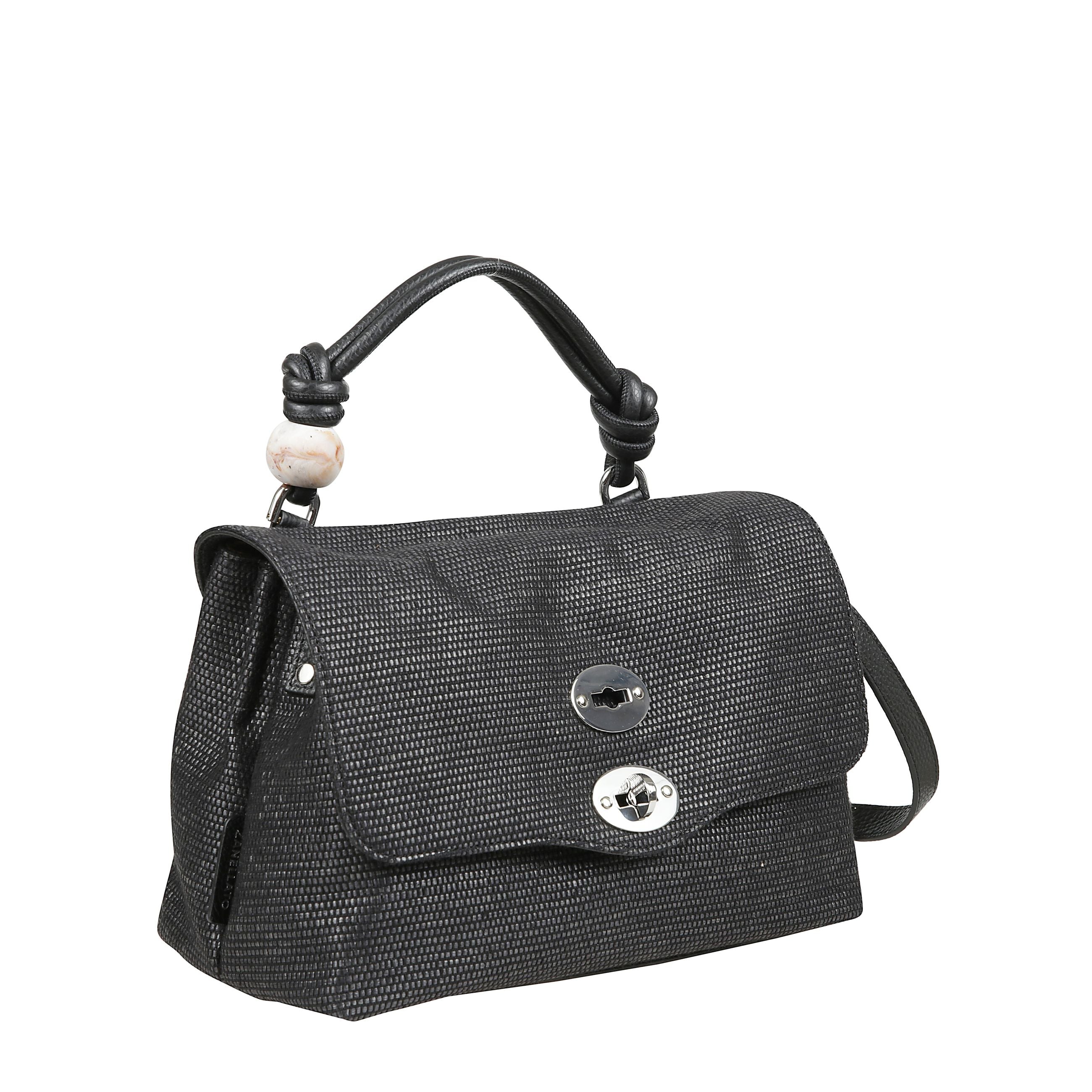 Borsa a mano realizzata in paglia e tessuto con inserti in pelle con un unico scomparto interno, manico superiore intrecciato in pelle e chiusura a doppio girello con patta. presenta inoltre una tracolla regolabile e removibile in pelle