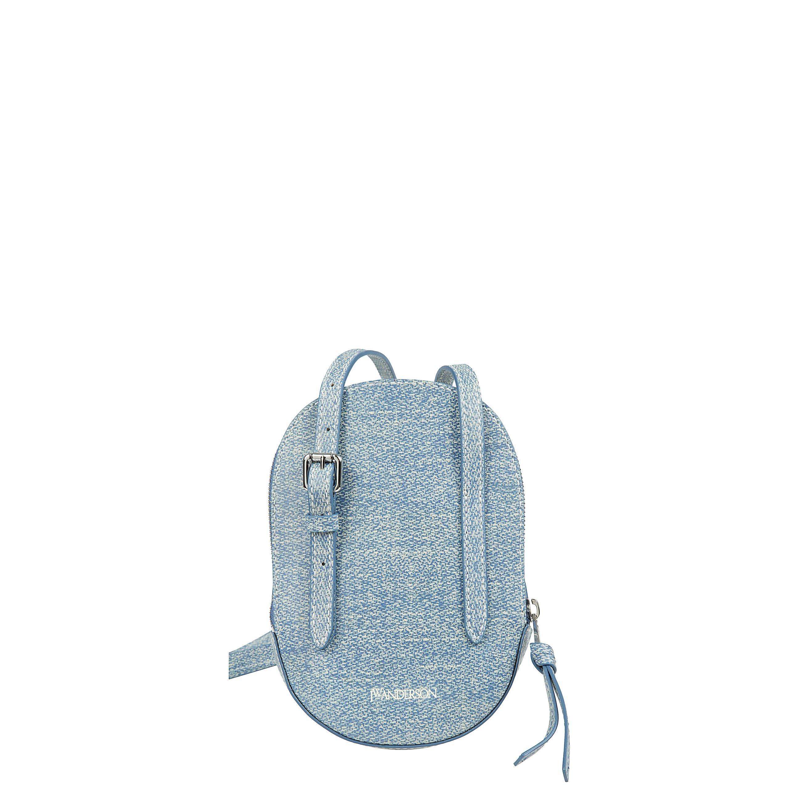 Borsa messenger cap media in blu polvere con chiusura frontale a zip,
design con tracolla singola e stampa con logo sul retro.