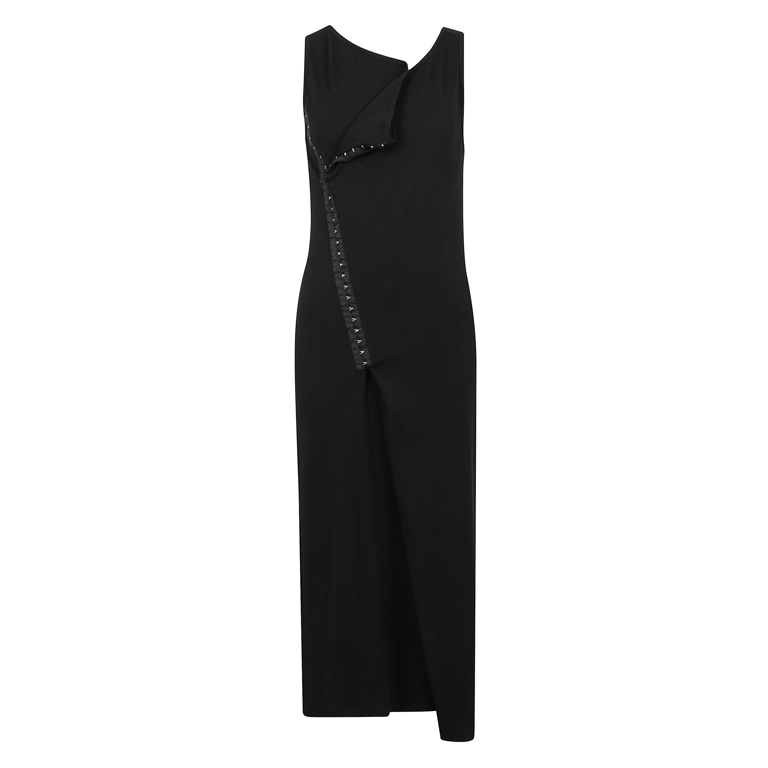 Realizzato in italia in un raffinato misto cotone, questo abito midi si distingue per il design a coste e il pannello sovrapposto che dona movimento e modernitÃ  alla silhouette. caratterizzato da uno scollo rotondo, assenza di maniche e dettagli plissett