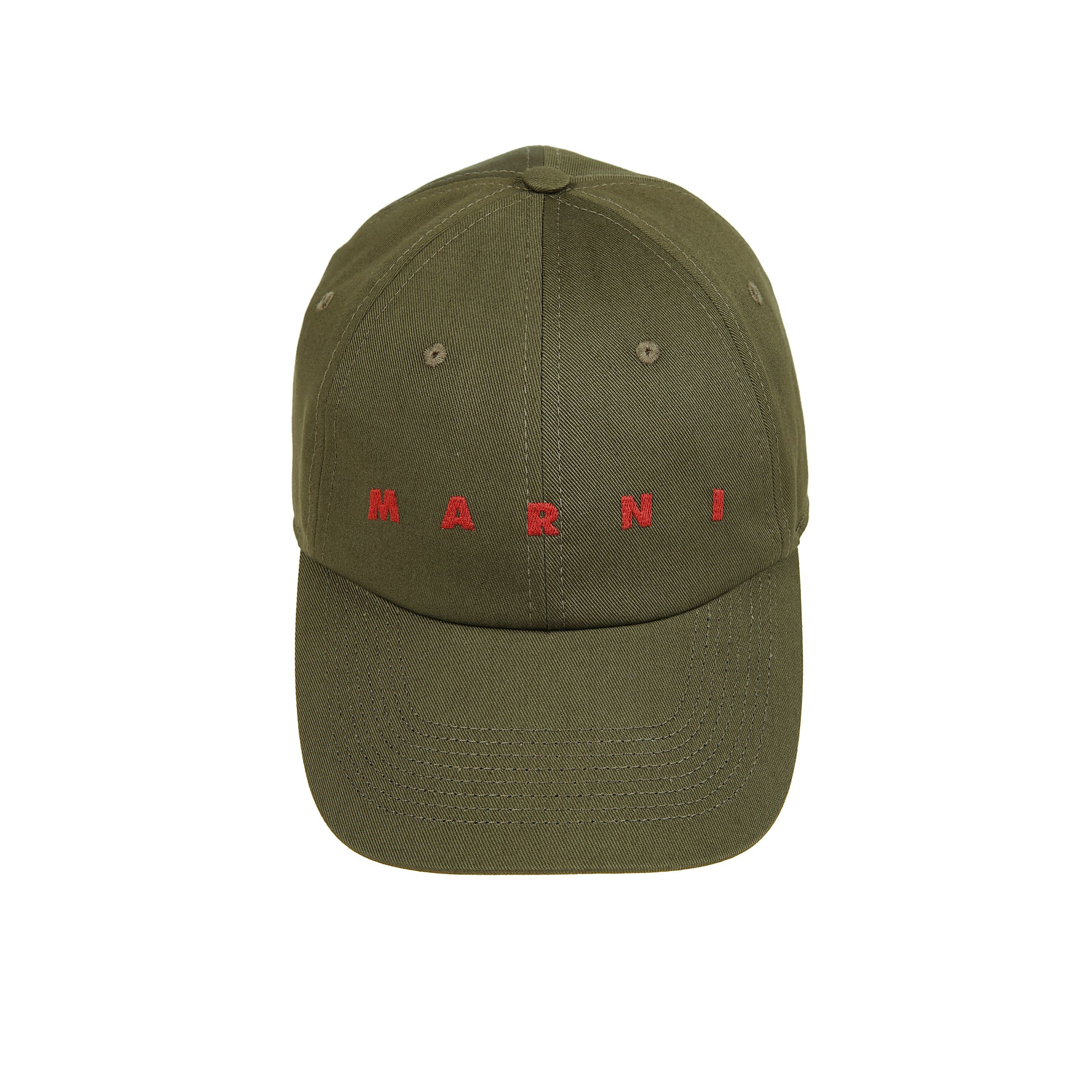 Cappellino baseball in cotone con costruzione a 6 pannelli e visiera tono su tono. chiusura regolabile sul retro e ricamo logo frontale in rosso a contrasto.