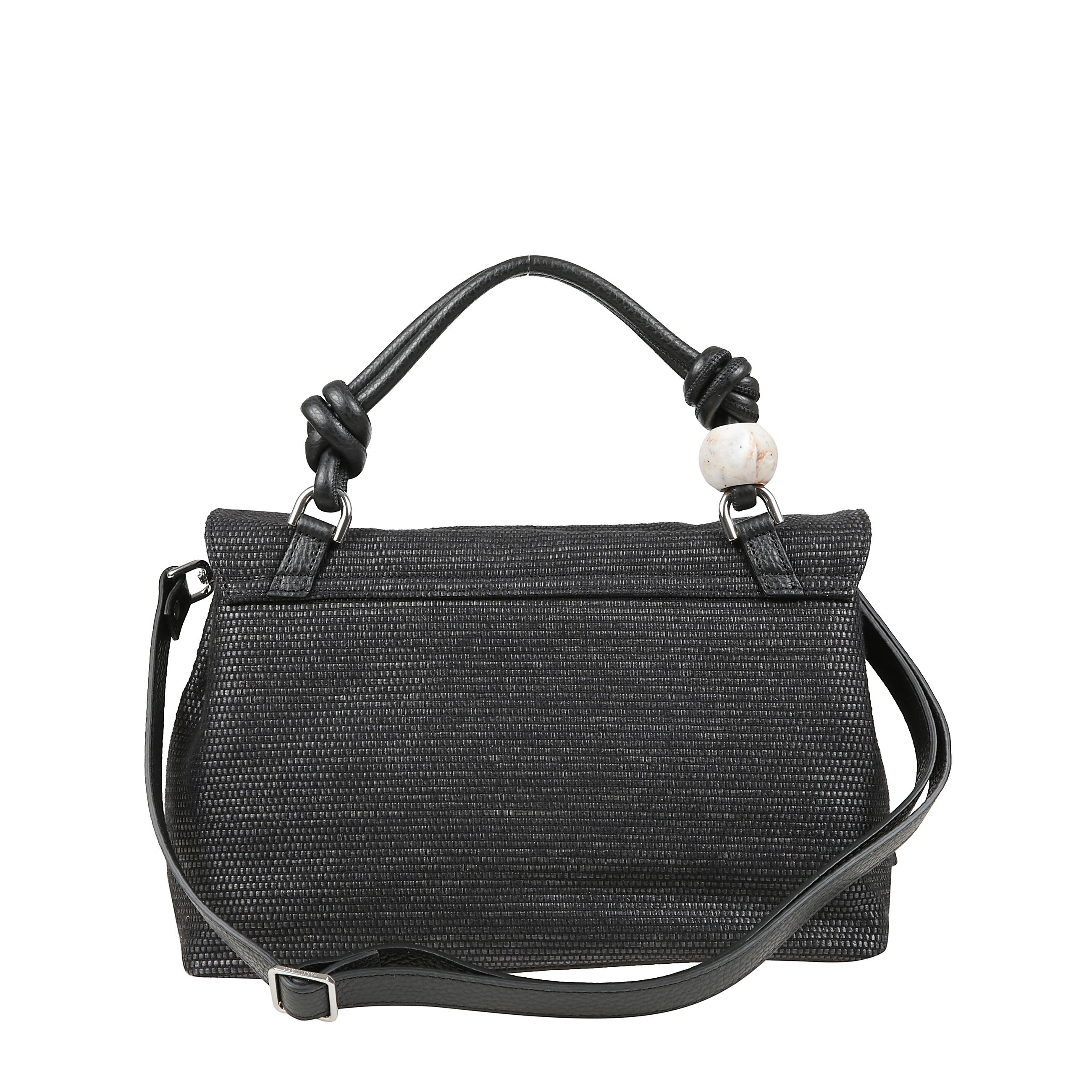 Borsa a mano realizzata in paglia e tessuto con inserti in pelle con un unico scomparto interno, manico superiore intrecciato in pelle e chiusura a doppio girello con patta. presenta inoltre una tracolla regolabile e removibile in pelle