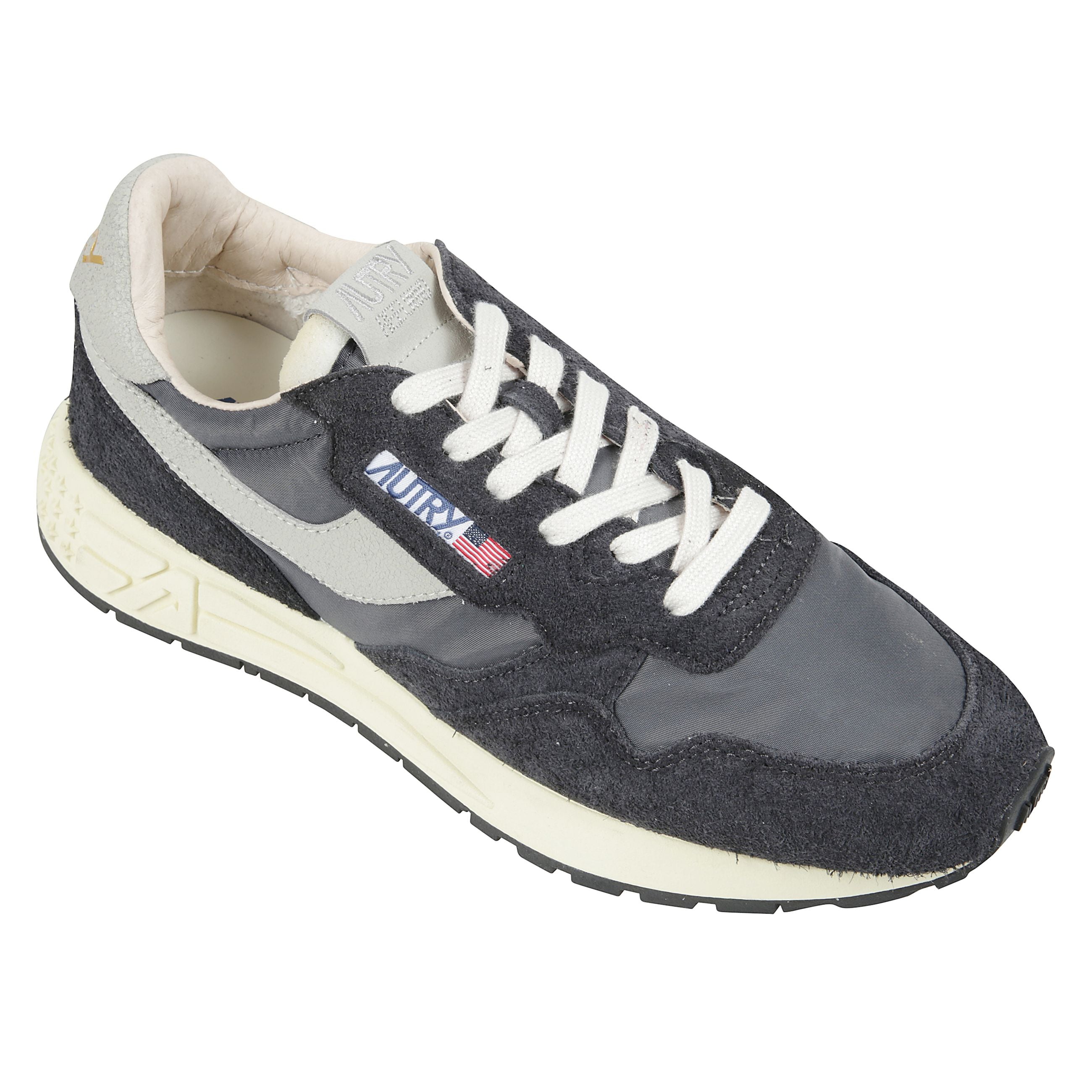 Innovativa, leggera ed estremamente flessibile, reelwind Ã¨ la sneakers autry ispirata al mondo running. il modello da uomo Ã¨ realizzato in un mix di suede e nylon nero con l'applicazione sui lati in pelle bianca.
progettata per un lifestyle dinamico, si