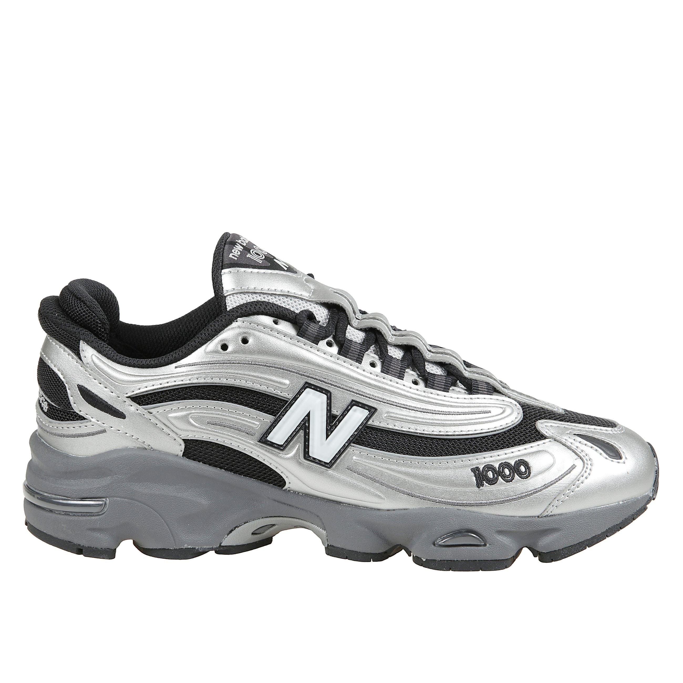 Sneakers stringate fatte in tessuto con fondo in gomma.