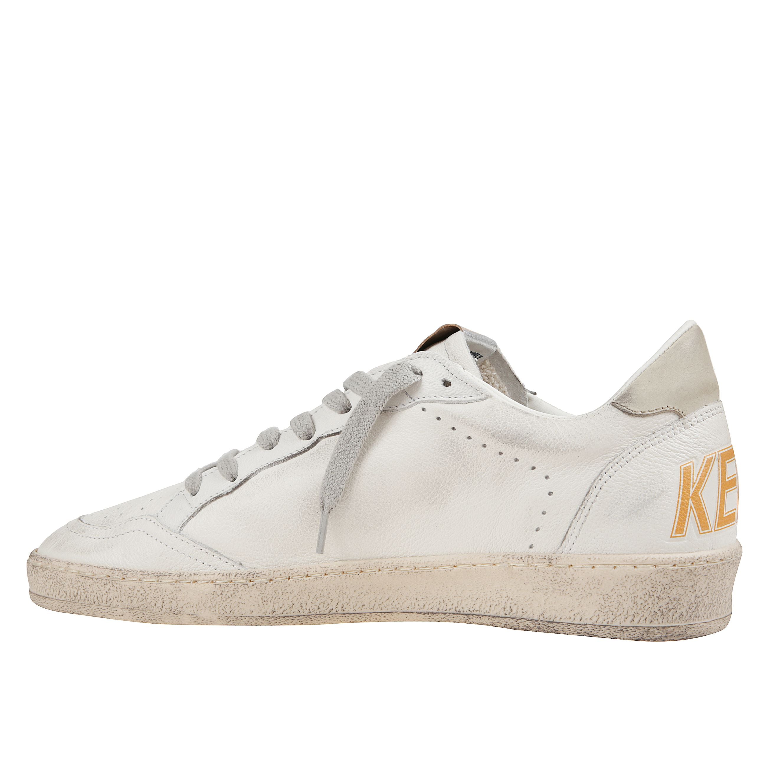 Sneakers golden goose in pelle con chiusura frontale a lacci, suola piatta in gomma e rinforzo a contrasto sul tallone. dettaglio applicato a forma di stella. colori bianco, blu e ghiaccio.