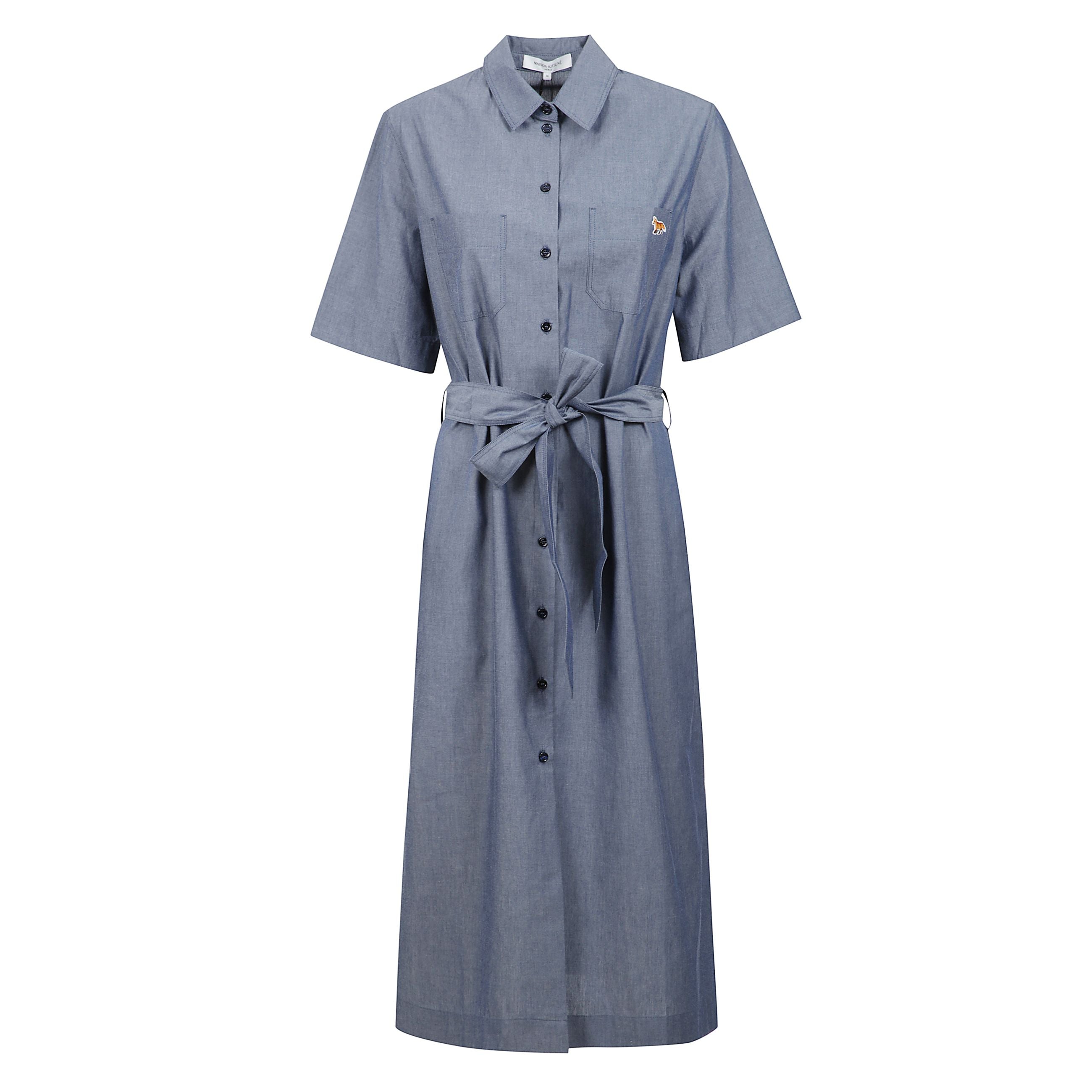 Vestito camicia con doppie tasche e patch del logo sul petto.