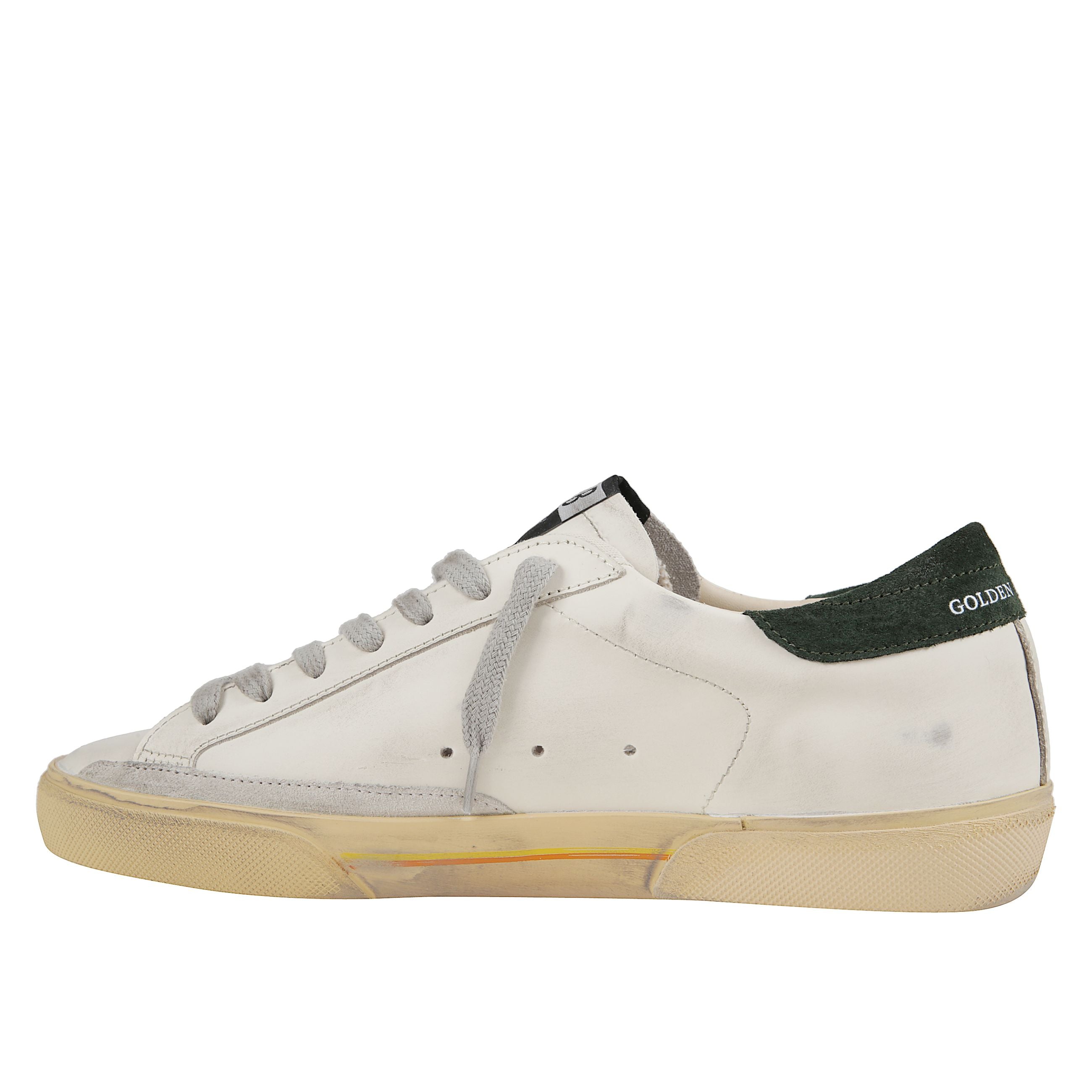 Sneaker iconica golden goose in pelle bianca con impuntura a stella laterale. talloncino in suede verde, lacci grigio ghiaccio, suola in gomma e trattamento vintage.