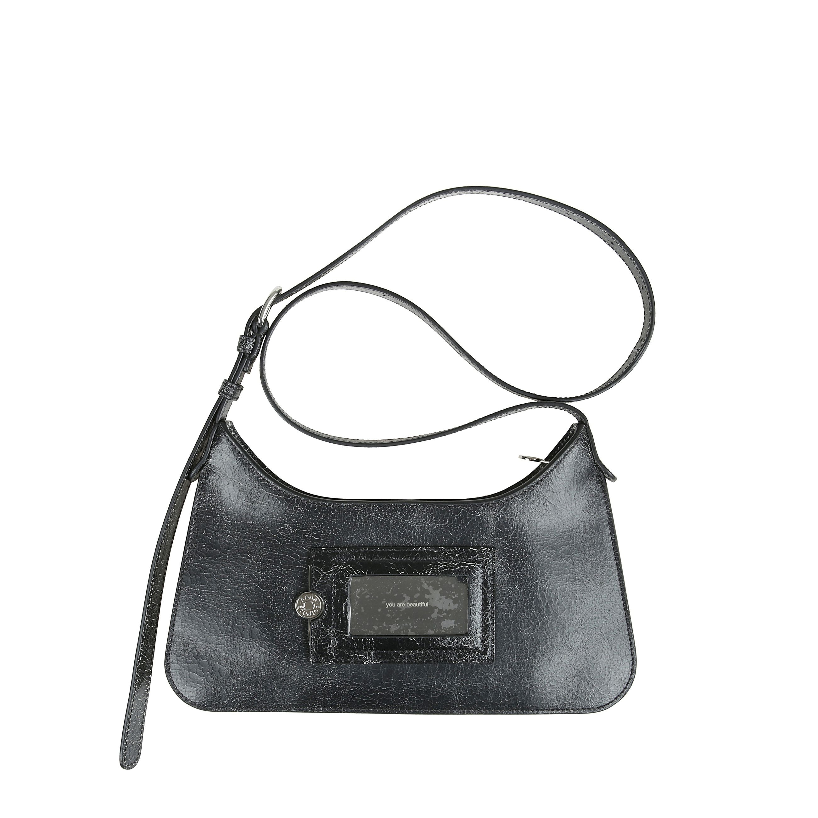 La borsa a spalla mini platt presenta una silhouette piatta minimalista, una parte superiore leggermente ricurva con pieghe a fisarmonica strutturate su lati e base. in pelle effetto screpolata. toppa con logo acne studios in pelle sul lato anteriore e sp