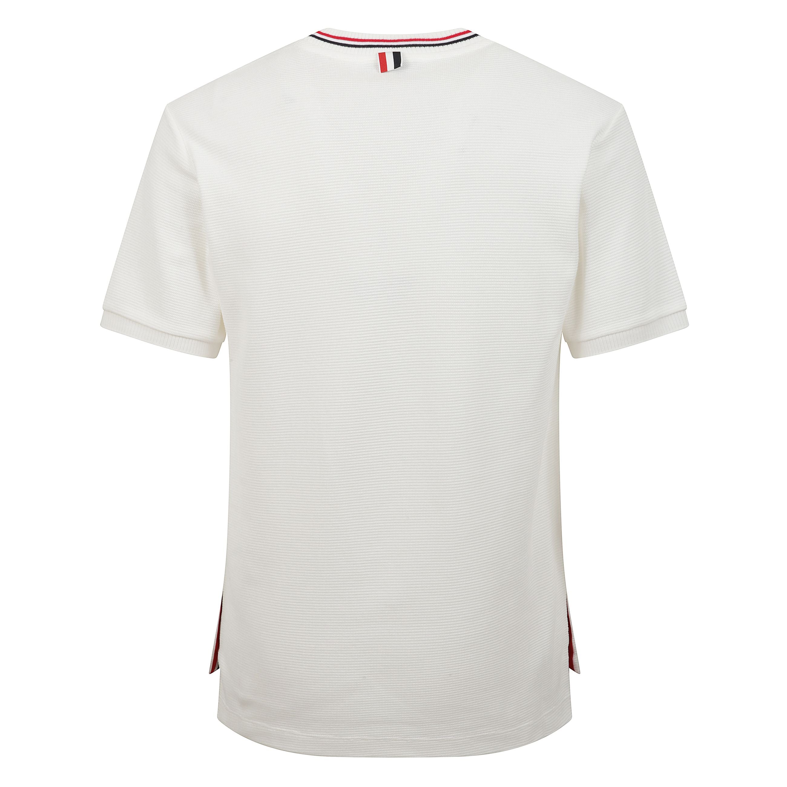 T-shirt in cotone a maniche corte. girocollo. maniche con orlo a costine. etichetta con firma thom browne vicino all'orlo frontale. passante in grosgrain a righe sul retro.