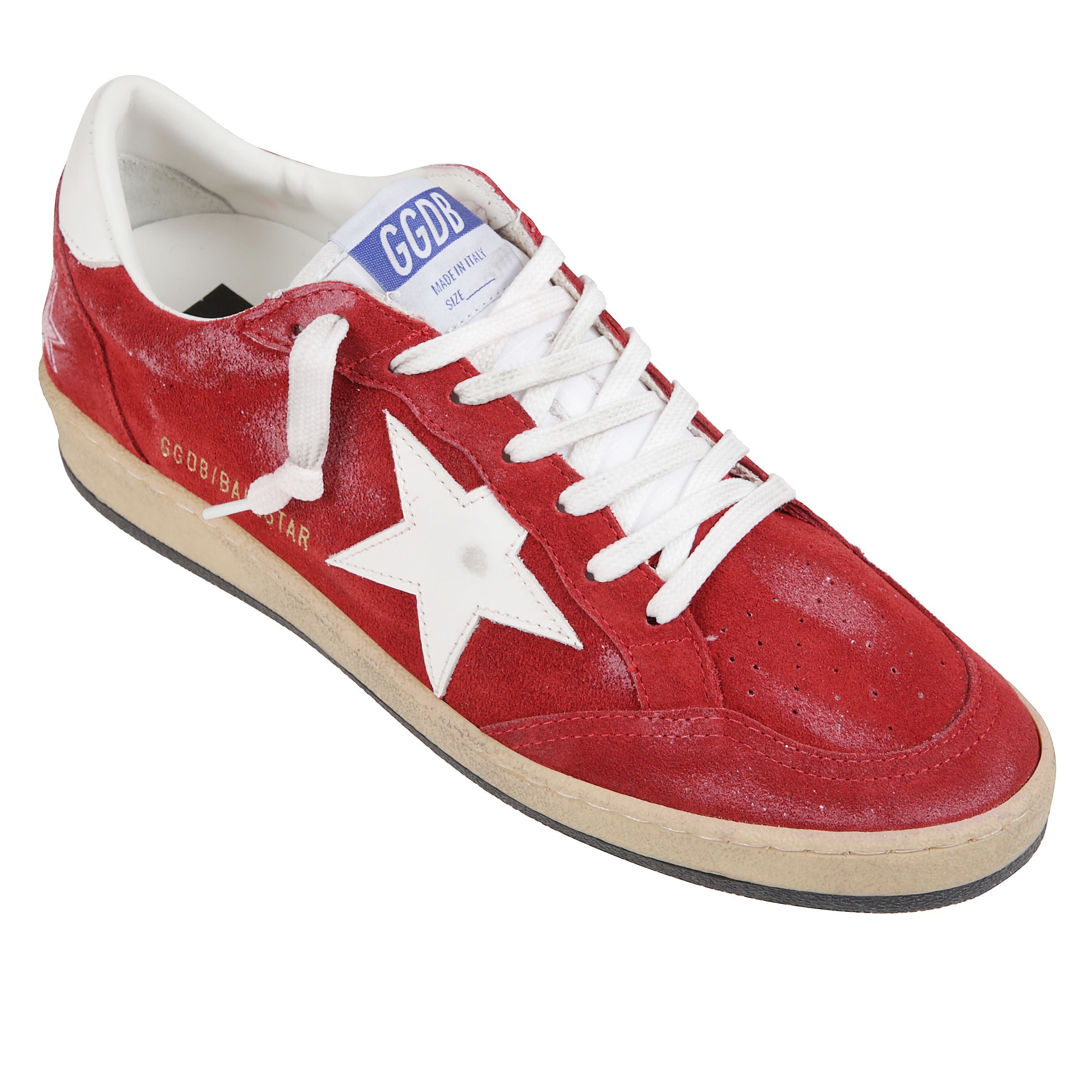 Sneaker da uomo golden goose in suede rosso scuro con stella e talloncino in pelle bianca, lacci bianchi e trattamento vintage. suola in gomma. fatto a mano in italia.