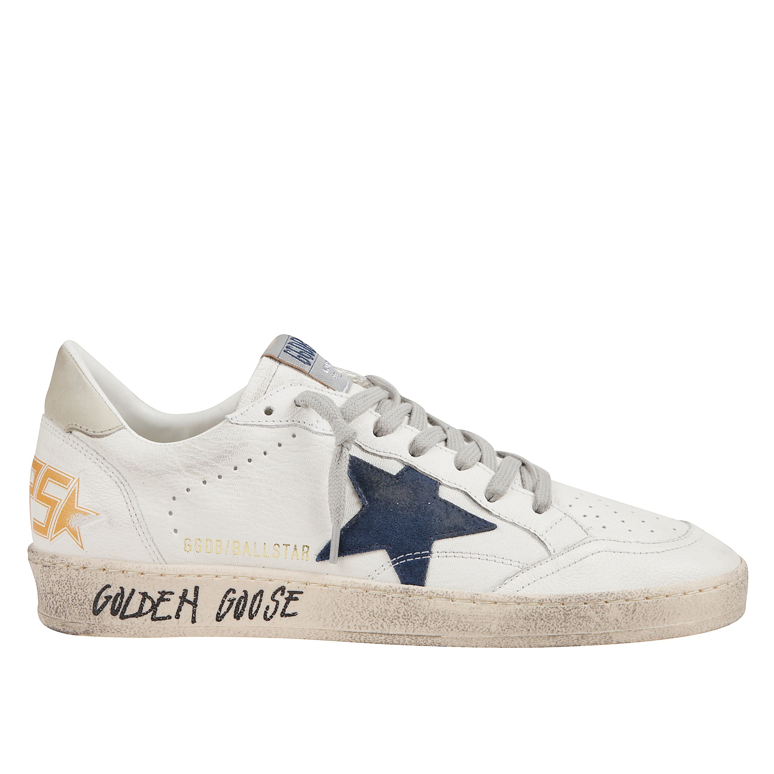 Sneakers golden goose in pelle con chiusura frontale a lacci, suola piatta in gomma e rinforzo a contrasto sul tallone. dettaglio applicato a forma di stella. colori bianco, blu e ghiaccio.