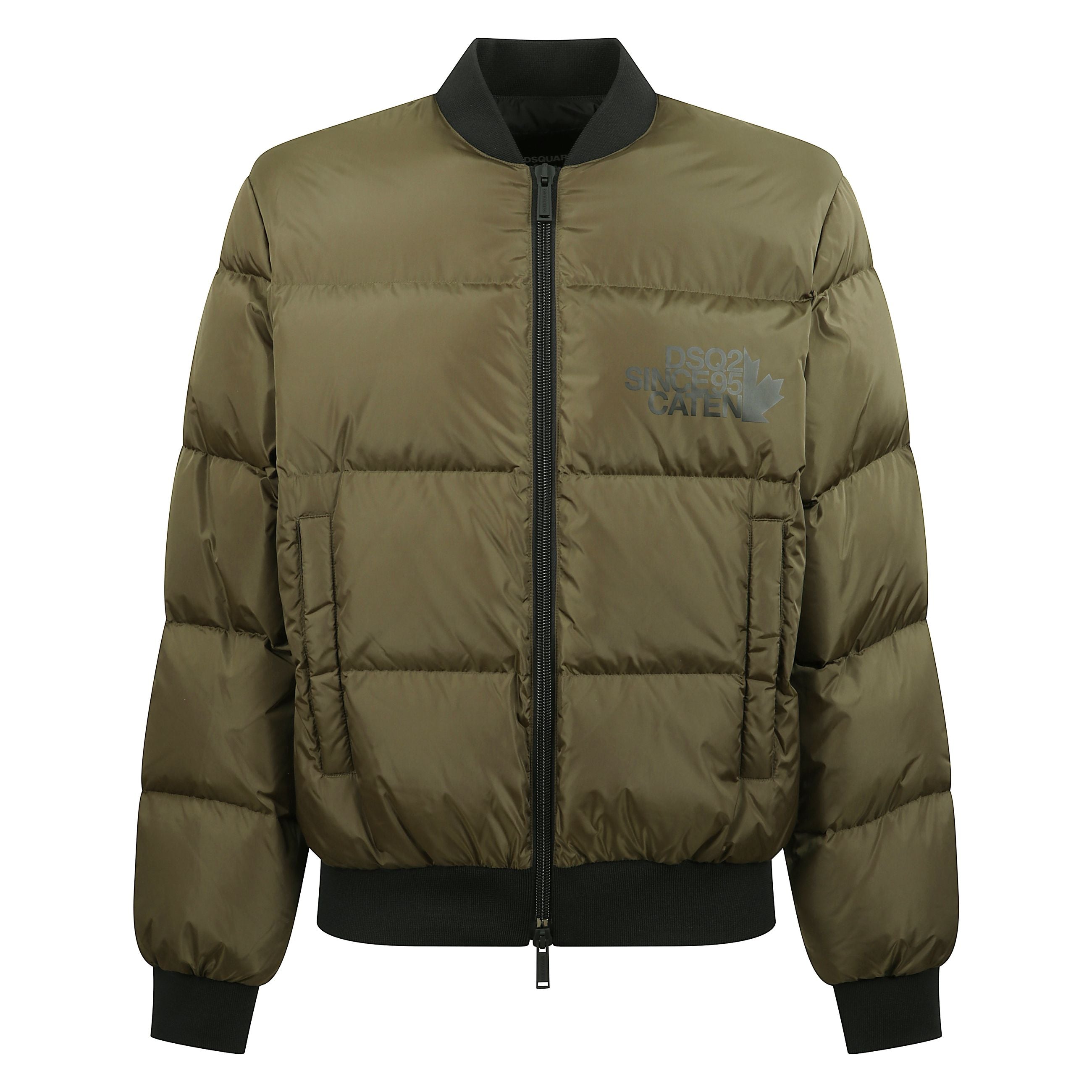 Giacca imbottita con chiusura frontale a doppio cursore. due tasche laterali a filetto. orlo e polsini a coste. dettaglio con logo del brand dsquared2 sul davanti.