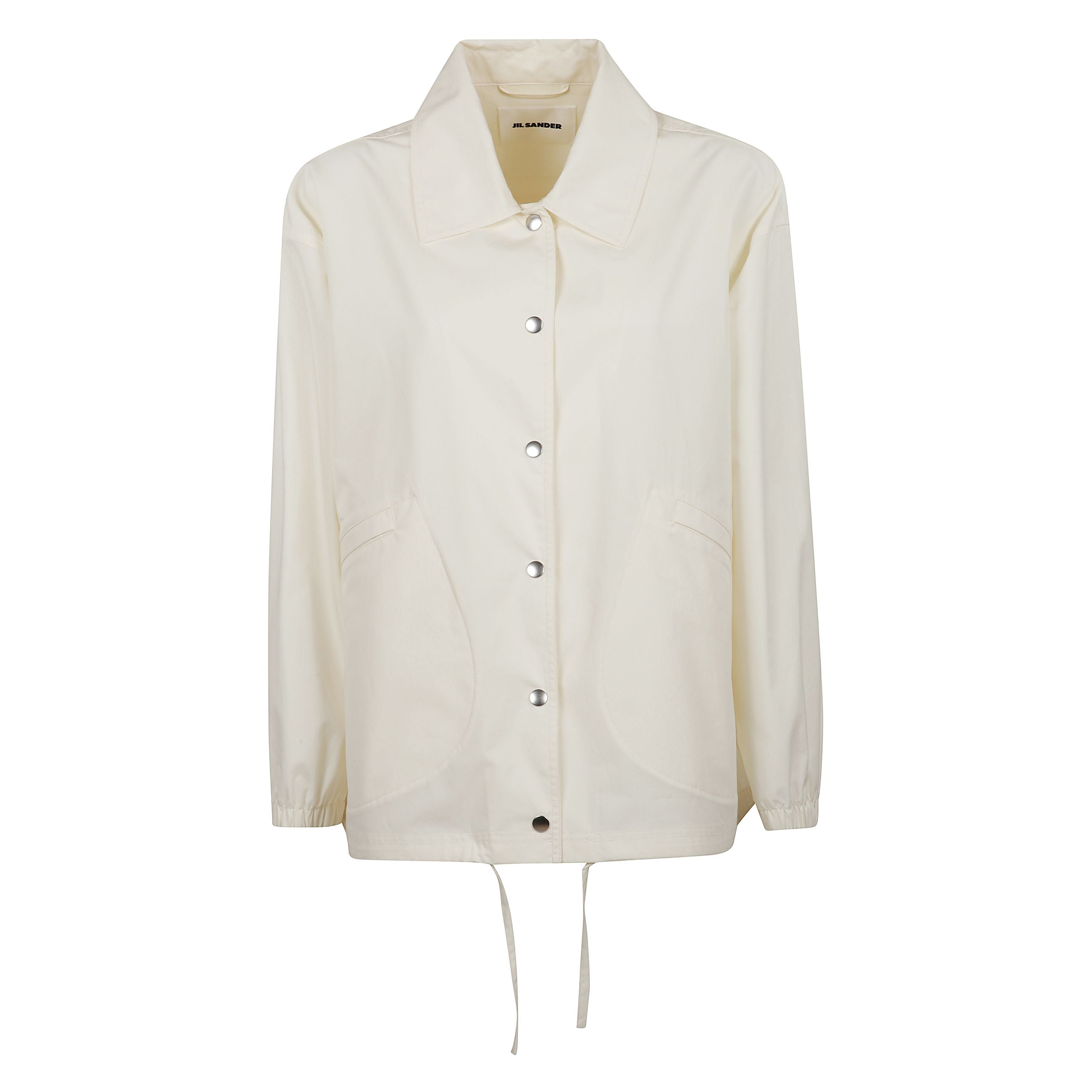 Giacca in cotone jil sander. collo a camicia e chiusura con bottoni a pressione. polsini elasticizzati. logo del brand stampato sul retro. fondo con coulisse.