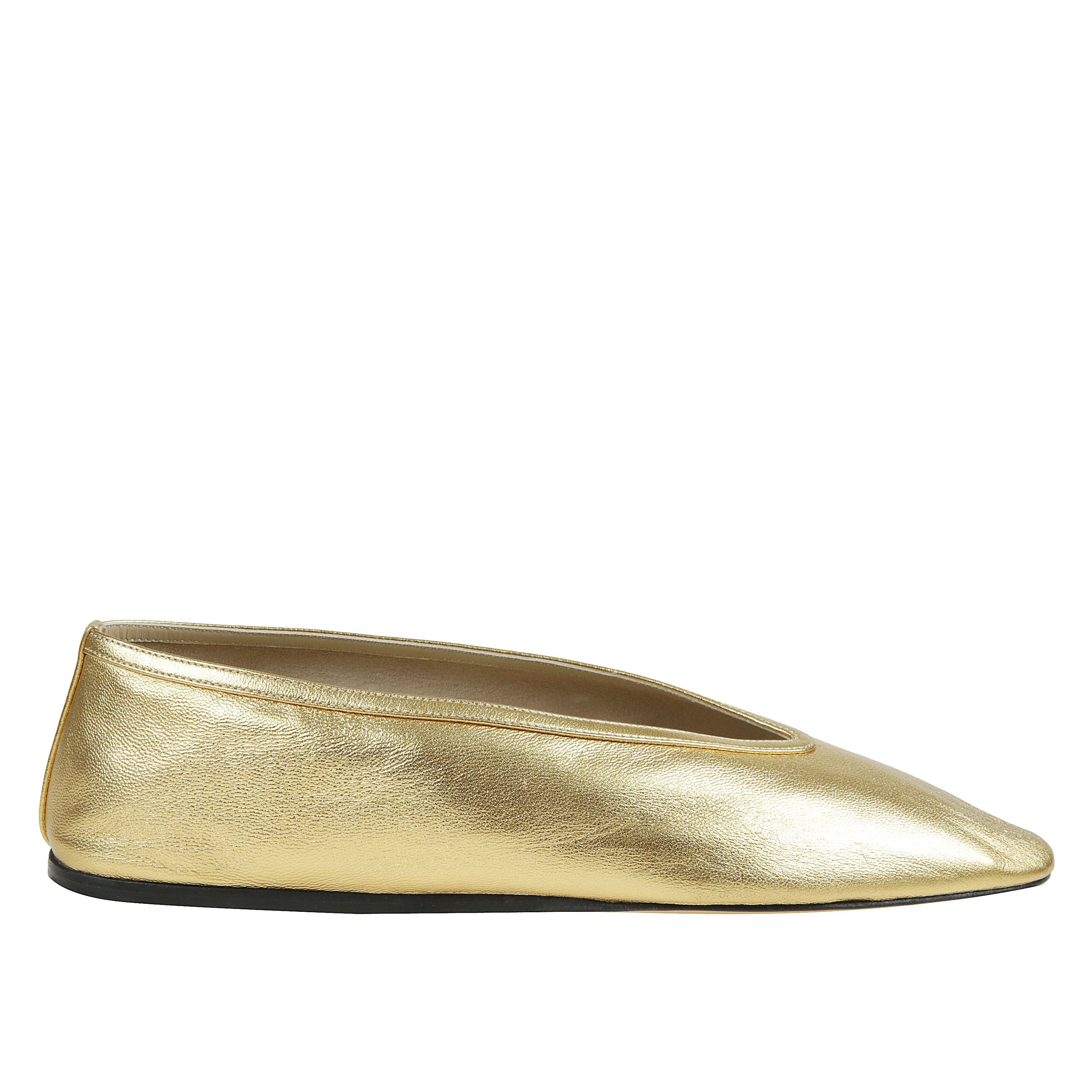 Le ballerine luna in pelle di le monde beryl sono un'interpretazione raffinata ed elegante del classico design. caratterizzate da una suola piatta che assicura comfort e una punta smussata che dona un tocco delicato alla silhouette, queste ballerine sono 