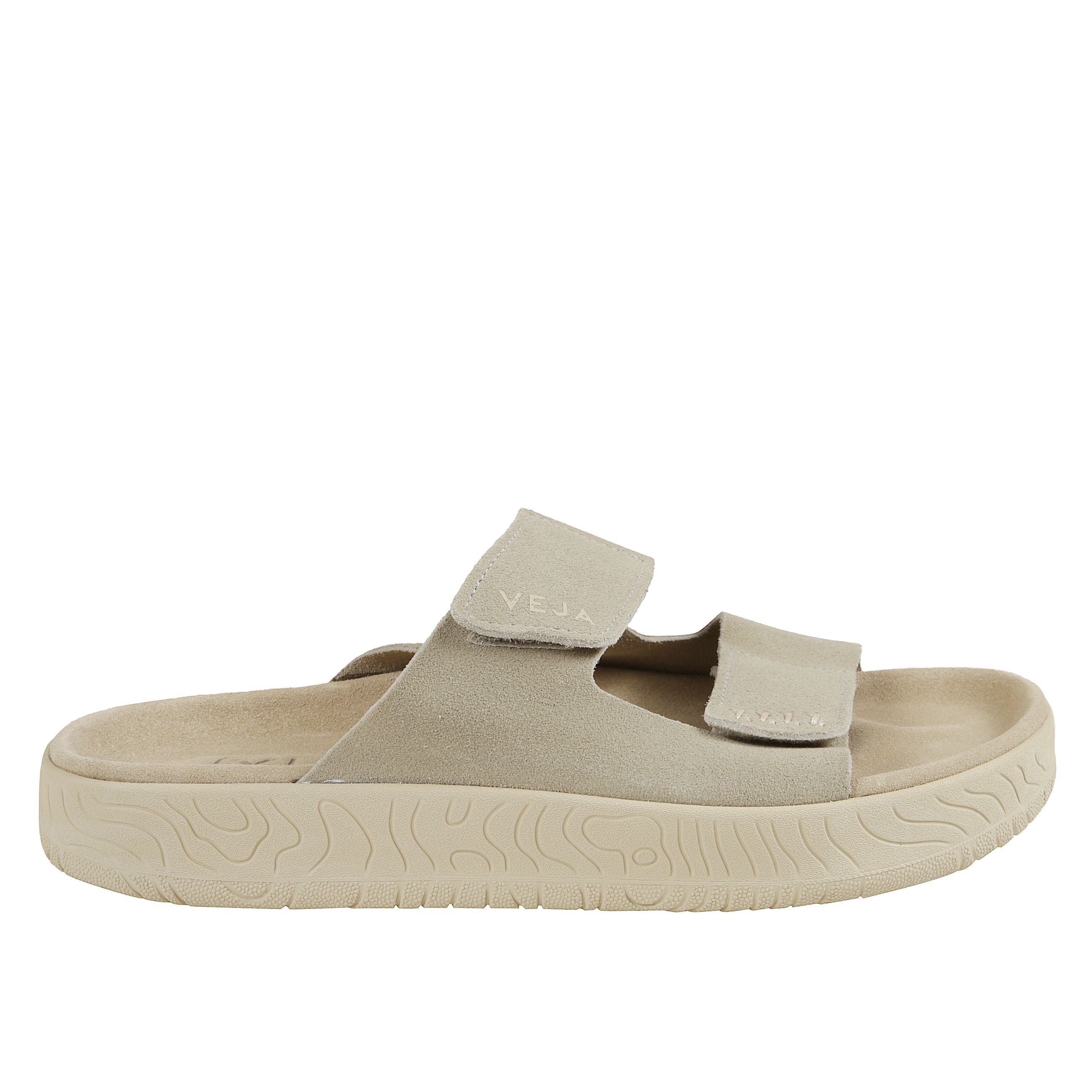 Veja presenta etna, il suo primo sandalo in camoscio. progettato con cinghie regolabili a strappo e le sue linee topografiche con la tomaia minimalista creano una silhouette pulita e suggestiva.