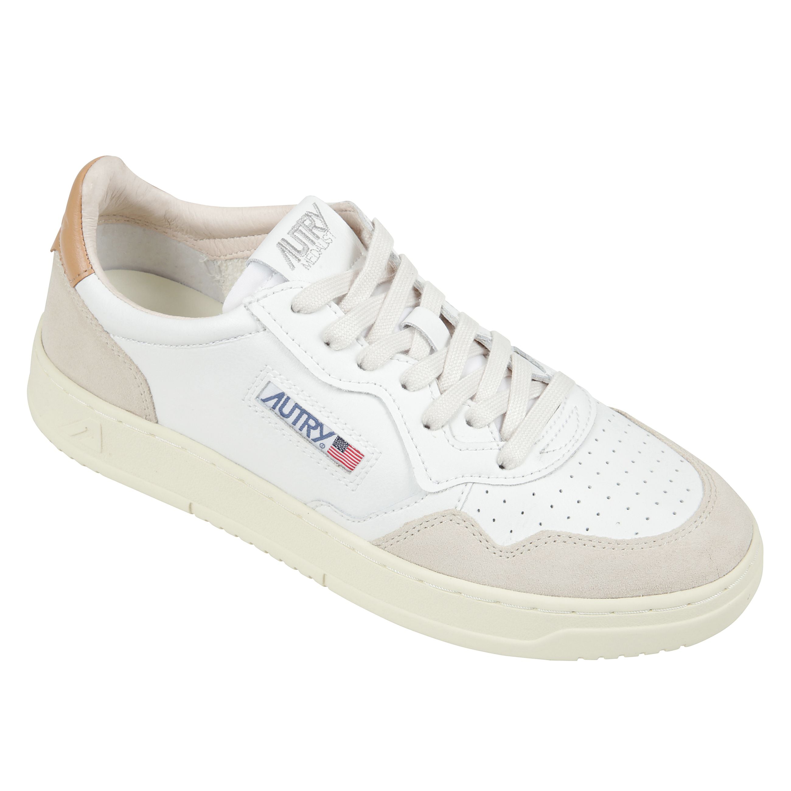 Le medalist low di autry sono un capolavoro dello streetwear contemporaneo. realizzate in morbido suede e pregiata pelle bovina, queste sneakers sono il modello perfetto per esprimersi al massimo. la tonalitÃ  del beige a contrasto col bianco aggiunge un 