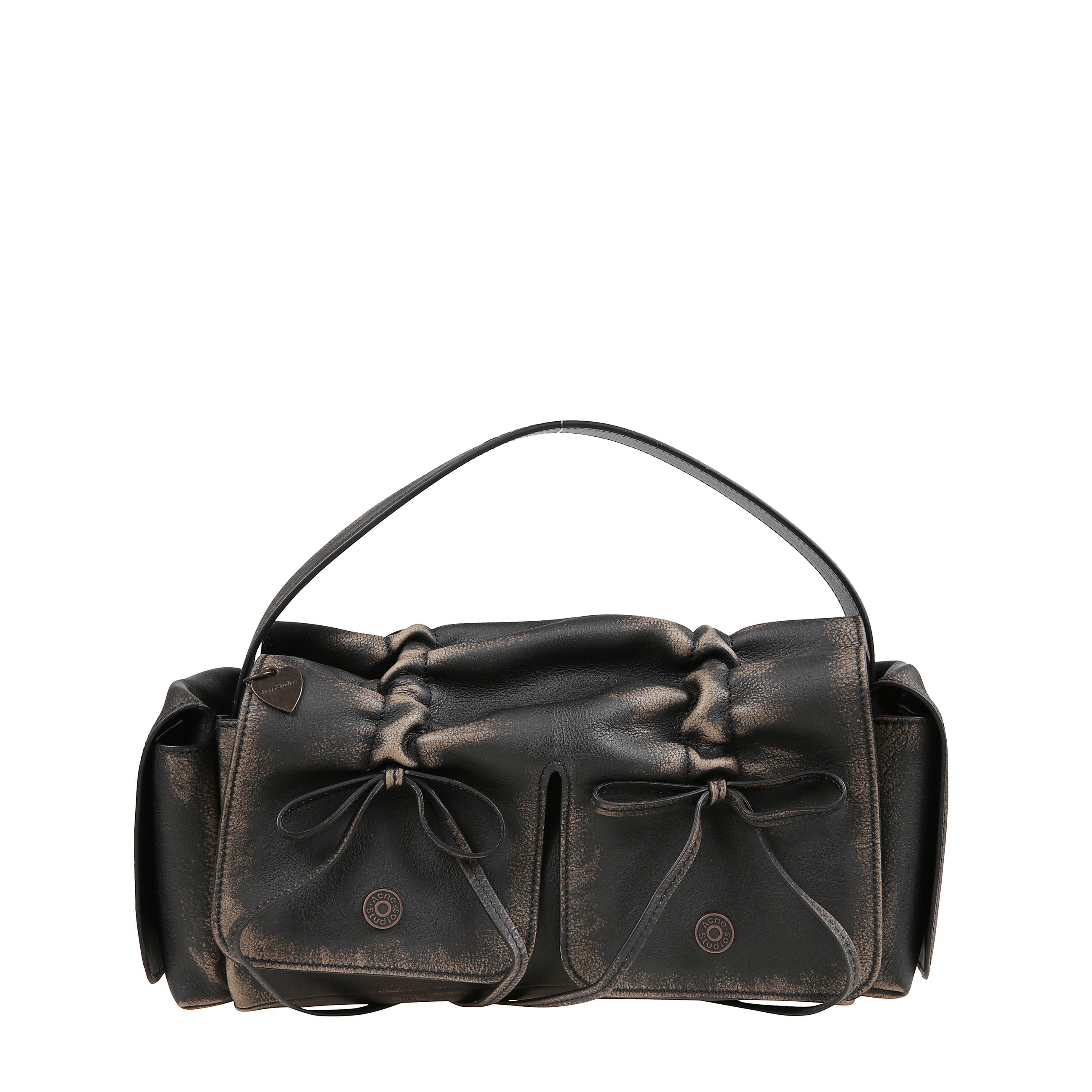 Borsa a tracolla in pelle martellata con finitura lavata. interno spazioso e tracolla regolabile. struttura multipocket con rifiniture ad allacciature annodate e rivetti decorativi ispirati ai jeans. tasca laterale con patta e chiusura magnetica discreta.