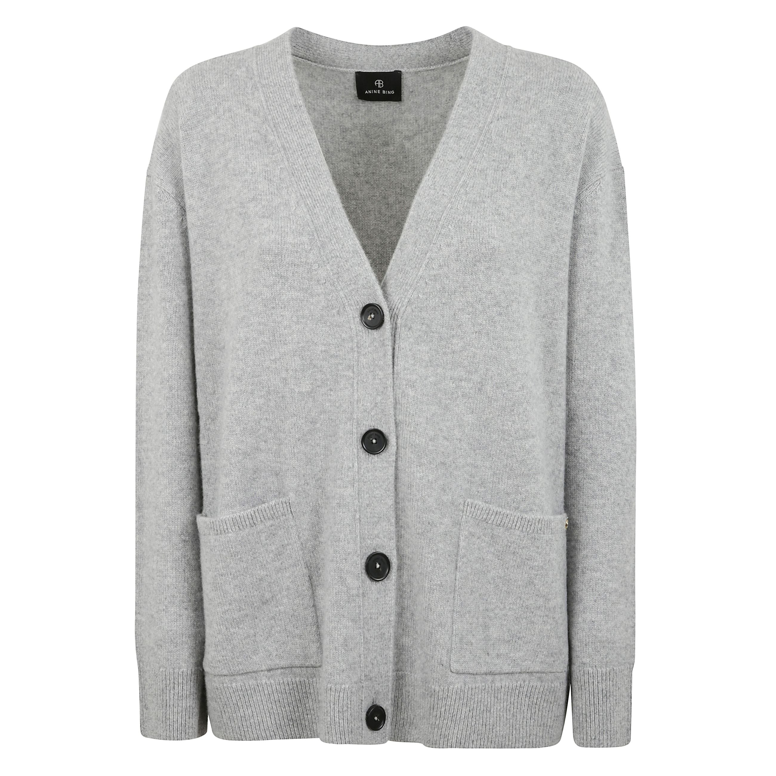 Cardigan in pregiato cashmere grigio. silhouette boxy con maniche lunghe raglan che conferisce al capo un carattere rilassato ma sofisticato. completato da chiusura frontale con bottoni e due pratiche tasche, essenziale di lusso dal design minimale e vers