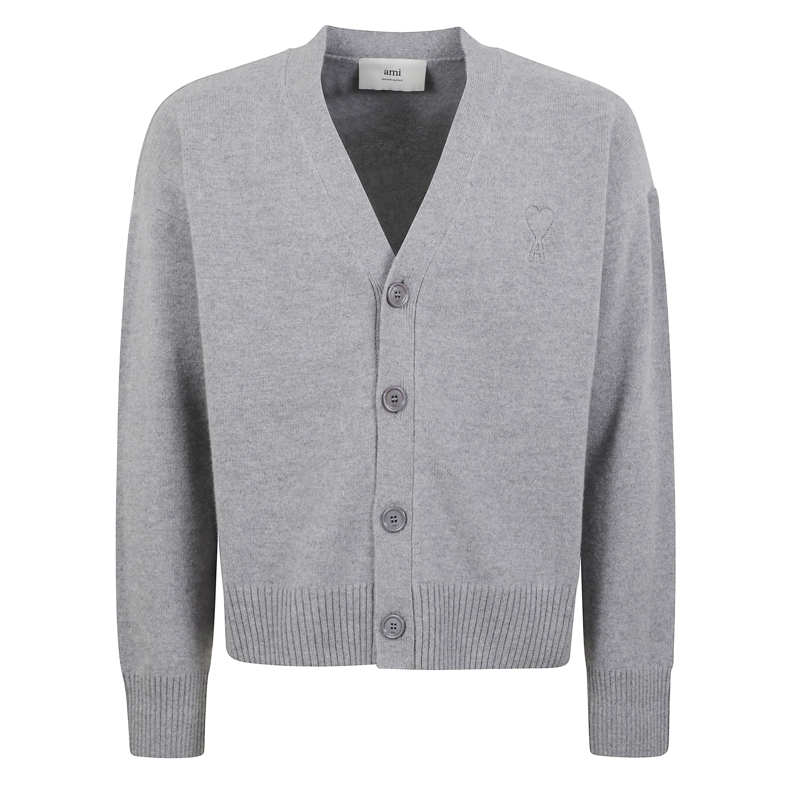 Cardigan caratterizzato da una eleganza calda e discreta. presenta una morbida lavorazione a maglia con finiture a coste su polsini e orlo, che definiscono la silhouette. il design Ã¨ completato da una pratica abbottonatura centrale con bottoni tono su to