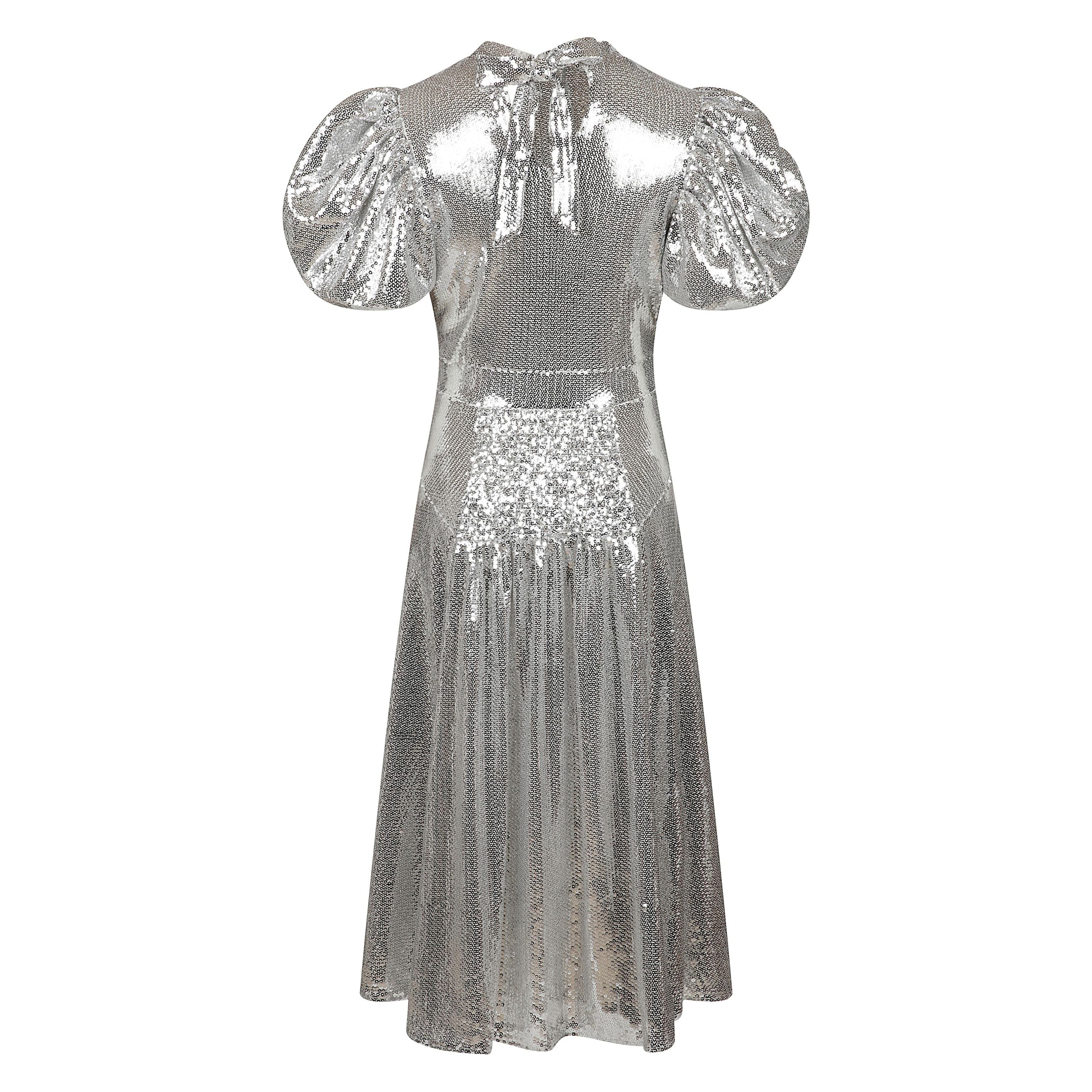 Abito grigio lungo con paillettes e maniche ampie corte a palloncino