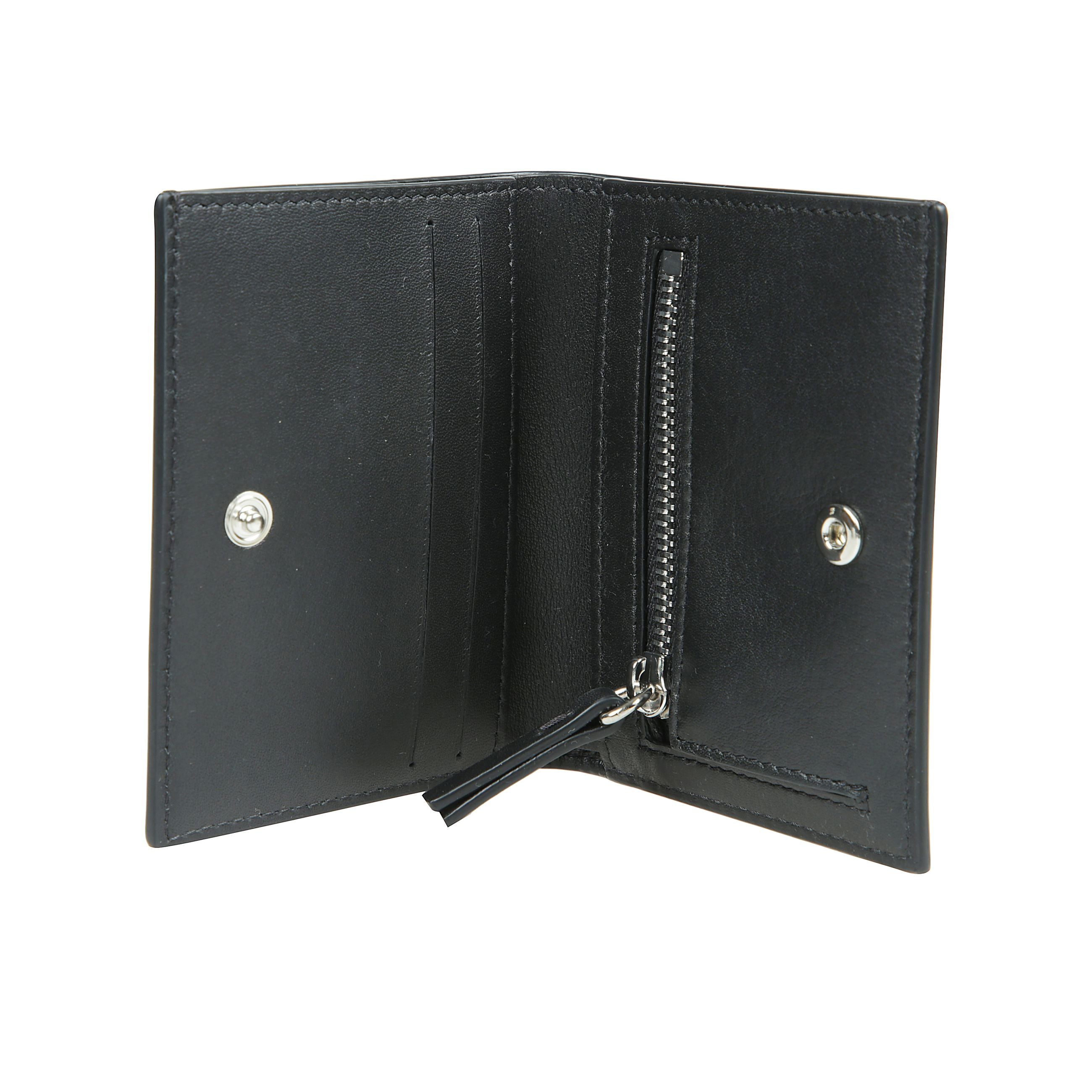 Portafoglio piccolo realizzato in pelle naturale con chiusura a scatto e tasca portamonete con zip, scomparti per carte e compartimento per banconote.