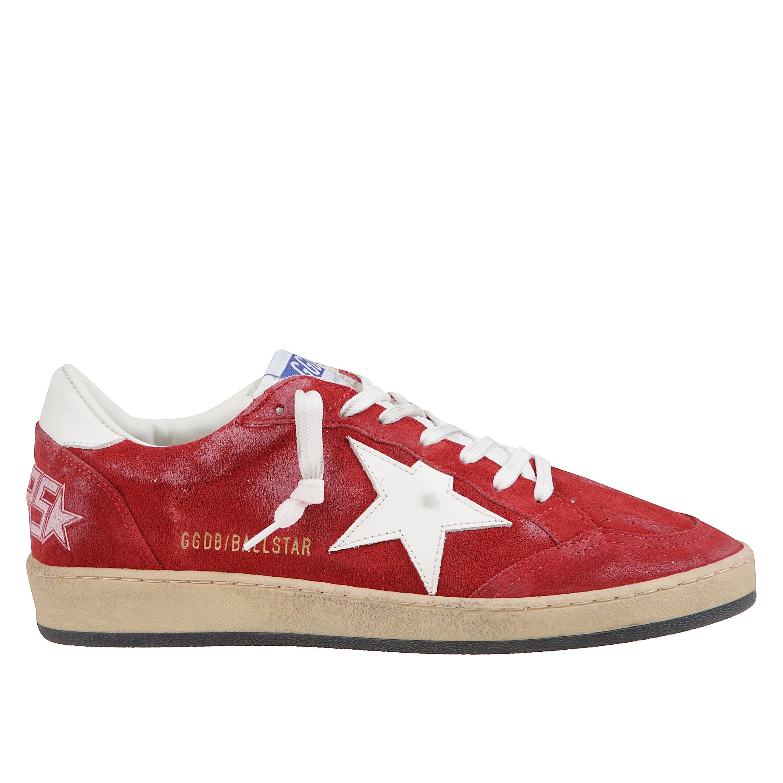 Sneaker da uomo golden goose in suede rosso scuro con stella e talloncino in pelle bianca, lacci bianchi e trattamento vintage. suola in gomma. fatto a mano in italia.