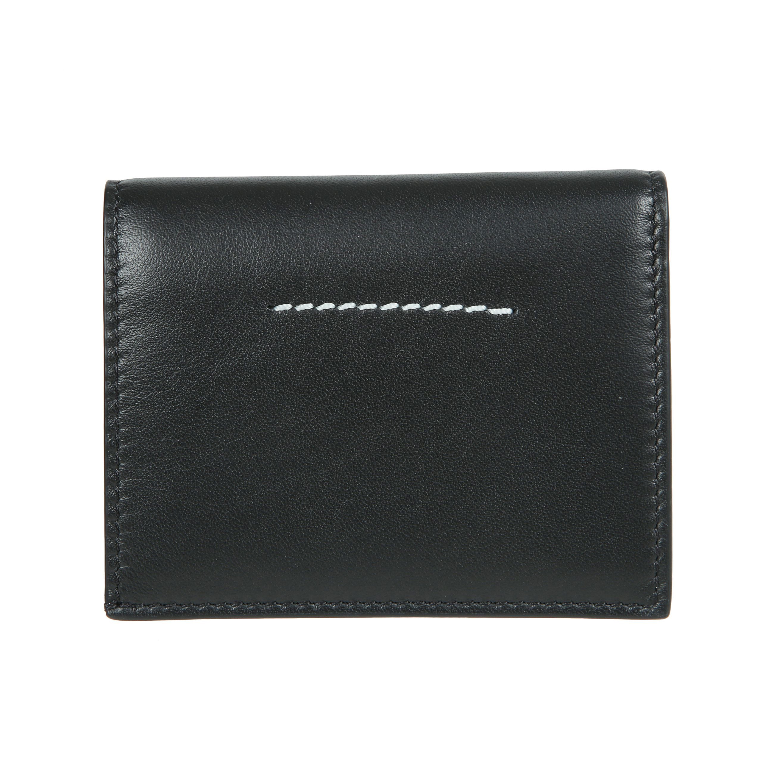 Portafoglio piccolo realizzato in pelle naturale con chiusura a scatto e tasca portamonete con zip, scomparti per carte e compartimento per banconote.