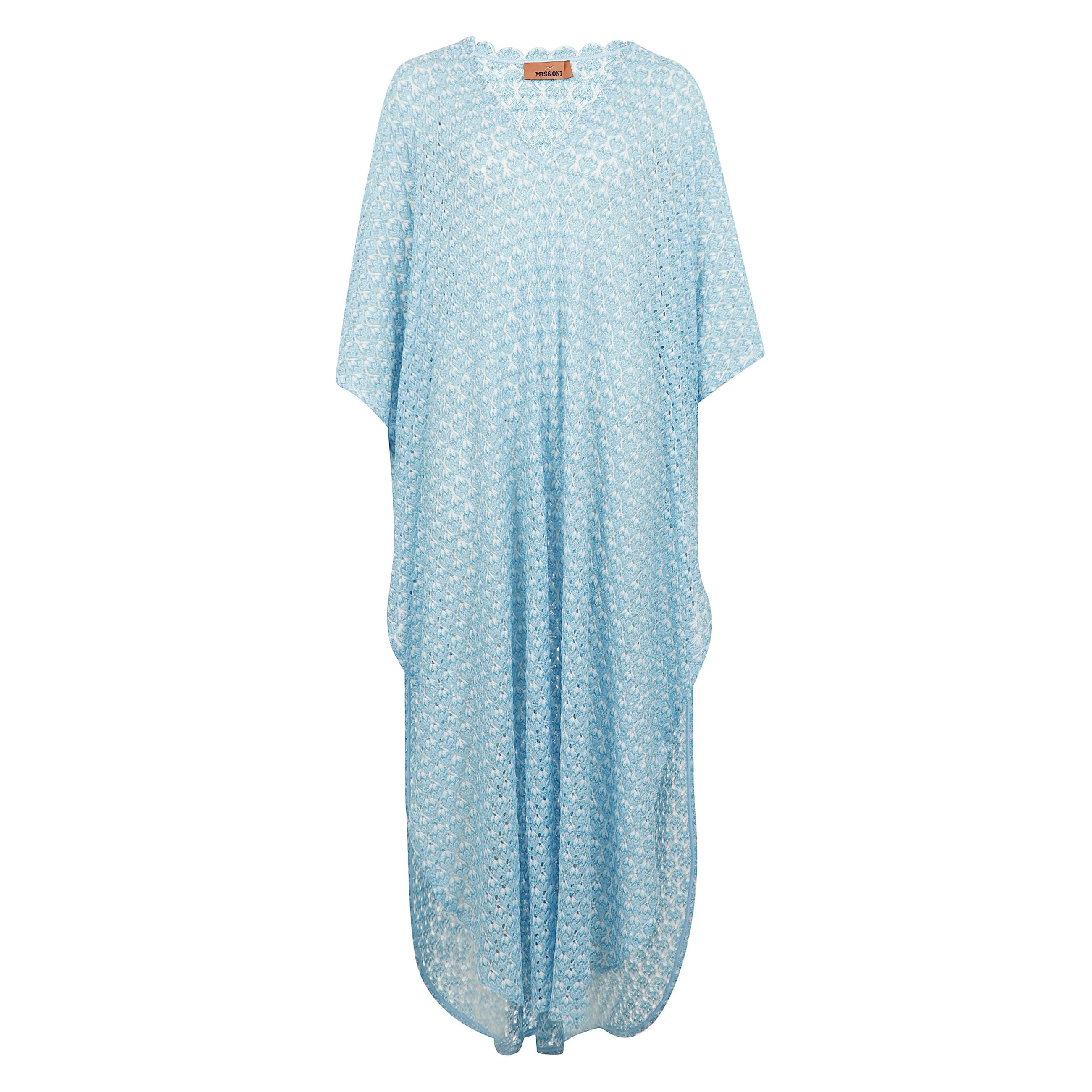 Abito lungo con ampio scollo a v.