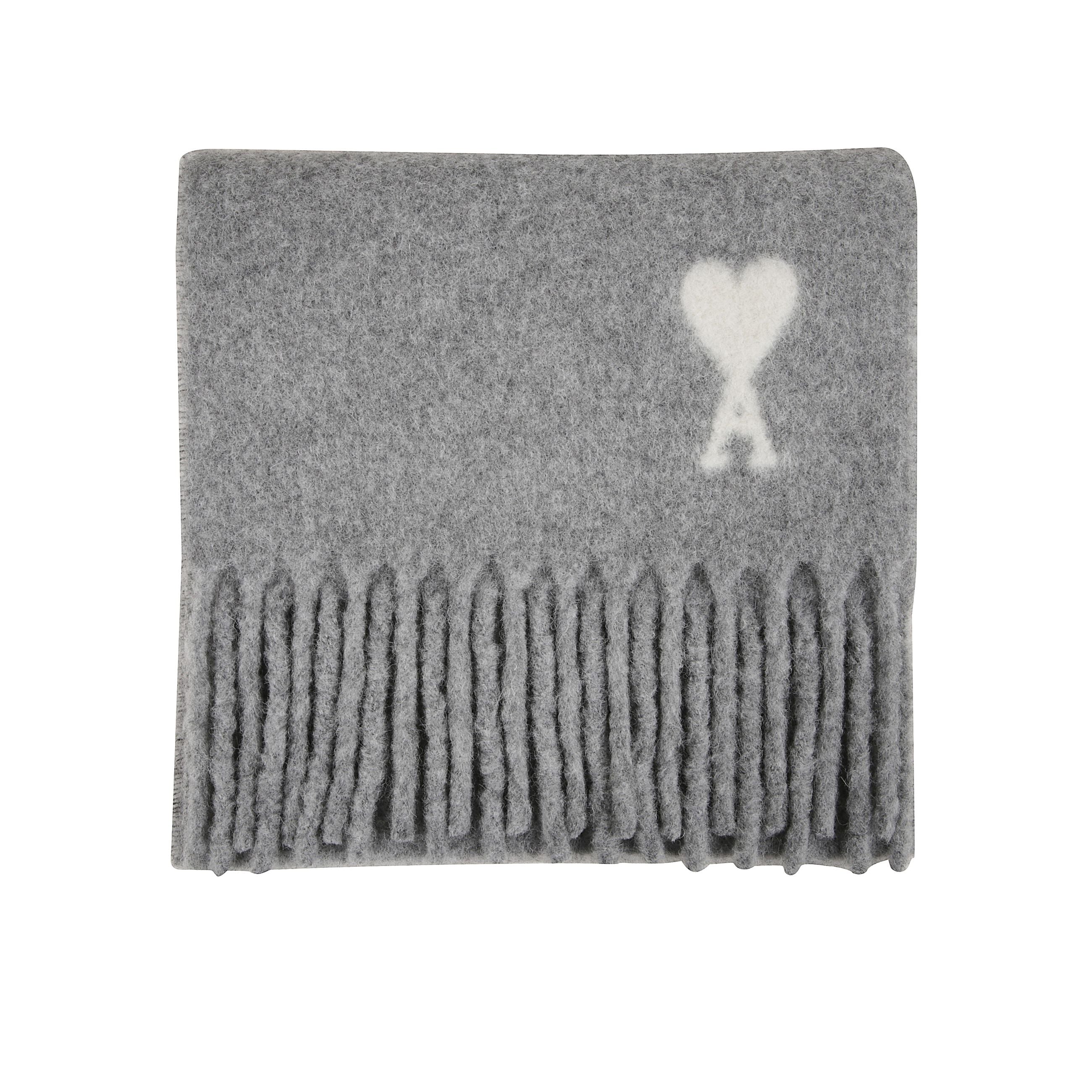 Sciarpa in misto alpaca di colore grigio. bordi con frangine e dettaglio con logo ami paris sul fronte.