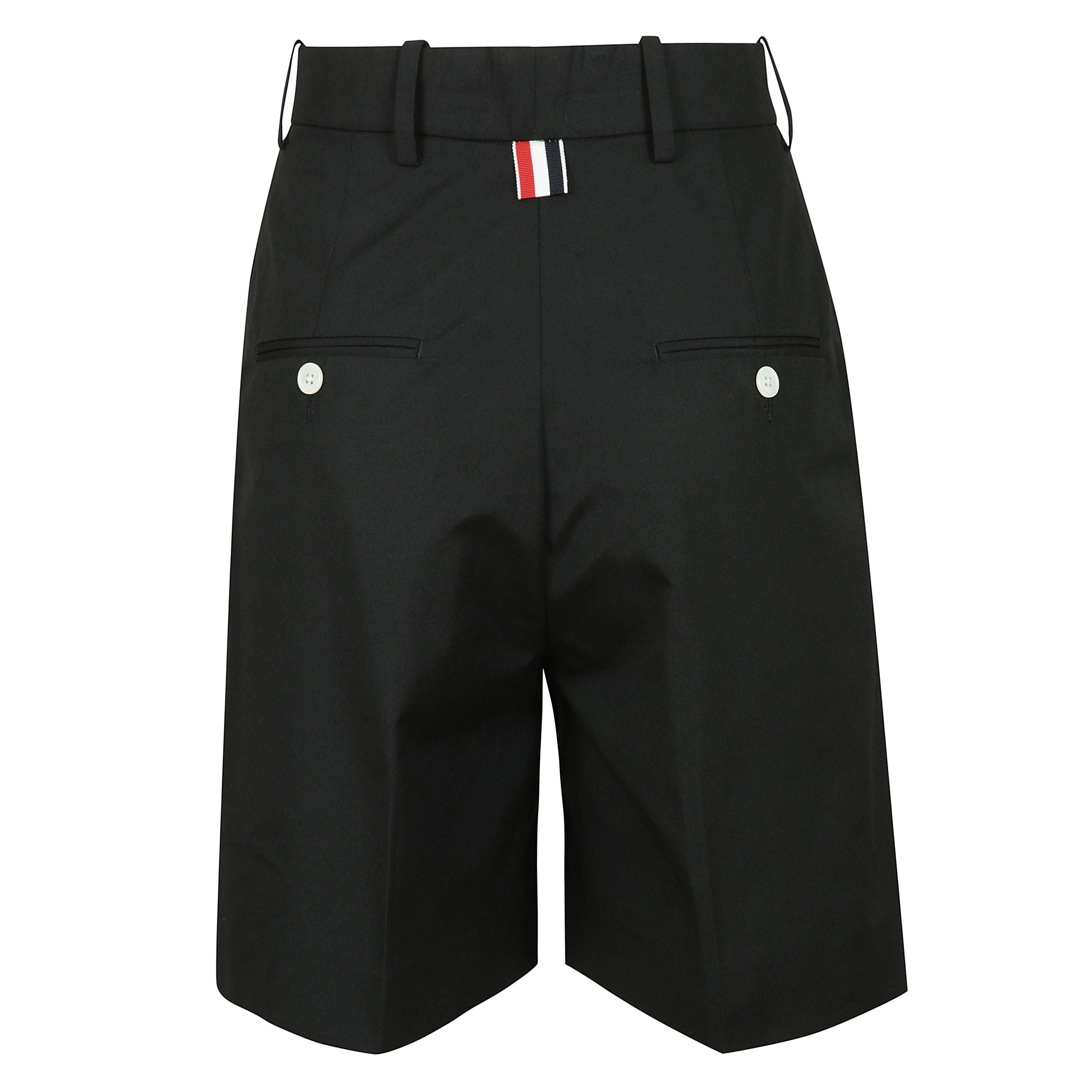 Una miscela di eleganza senza tempo e artigianato innovativo, questi pantaloncini sofisticati serviranno come base nel vostro guardaroba primaverile per gli anni a venire. con chiusura anteriore della linguetta e tasche a filetto a bottoni sul retro.