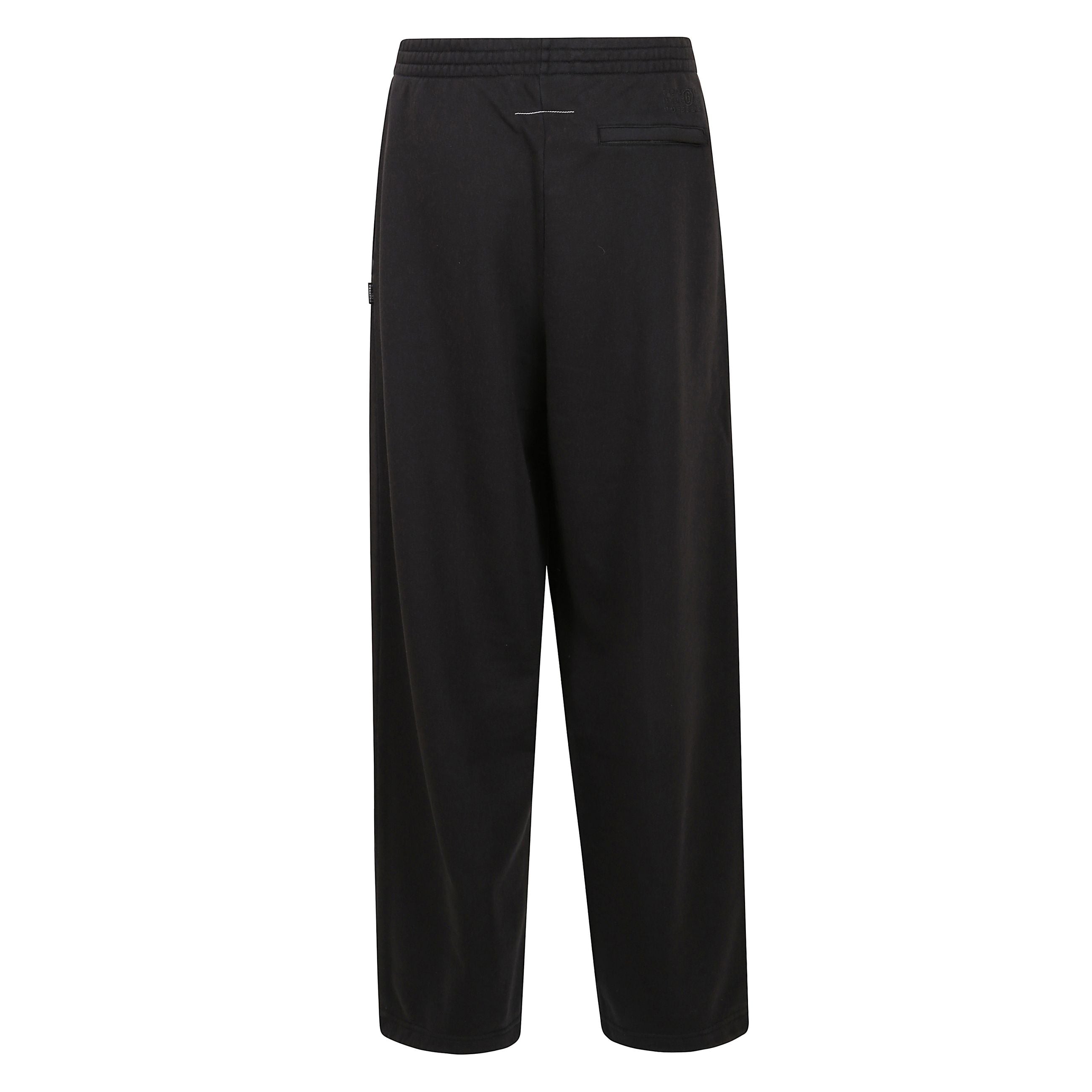 Pantaloni sportivi in cotone con logo, vita elasticizzata e due tasche laterali con zip.